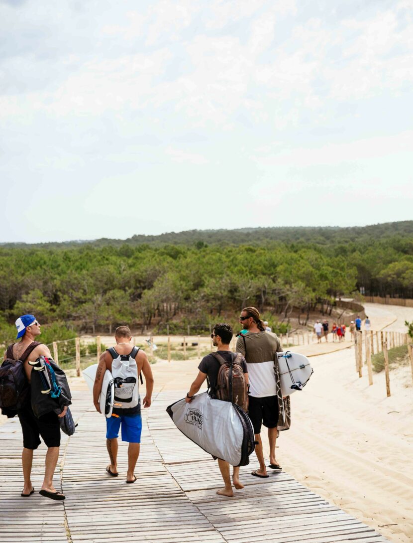 Des surfeurs repartent après leur session.