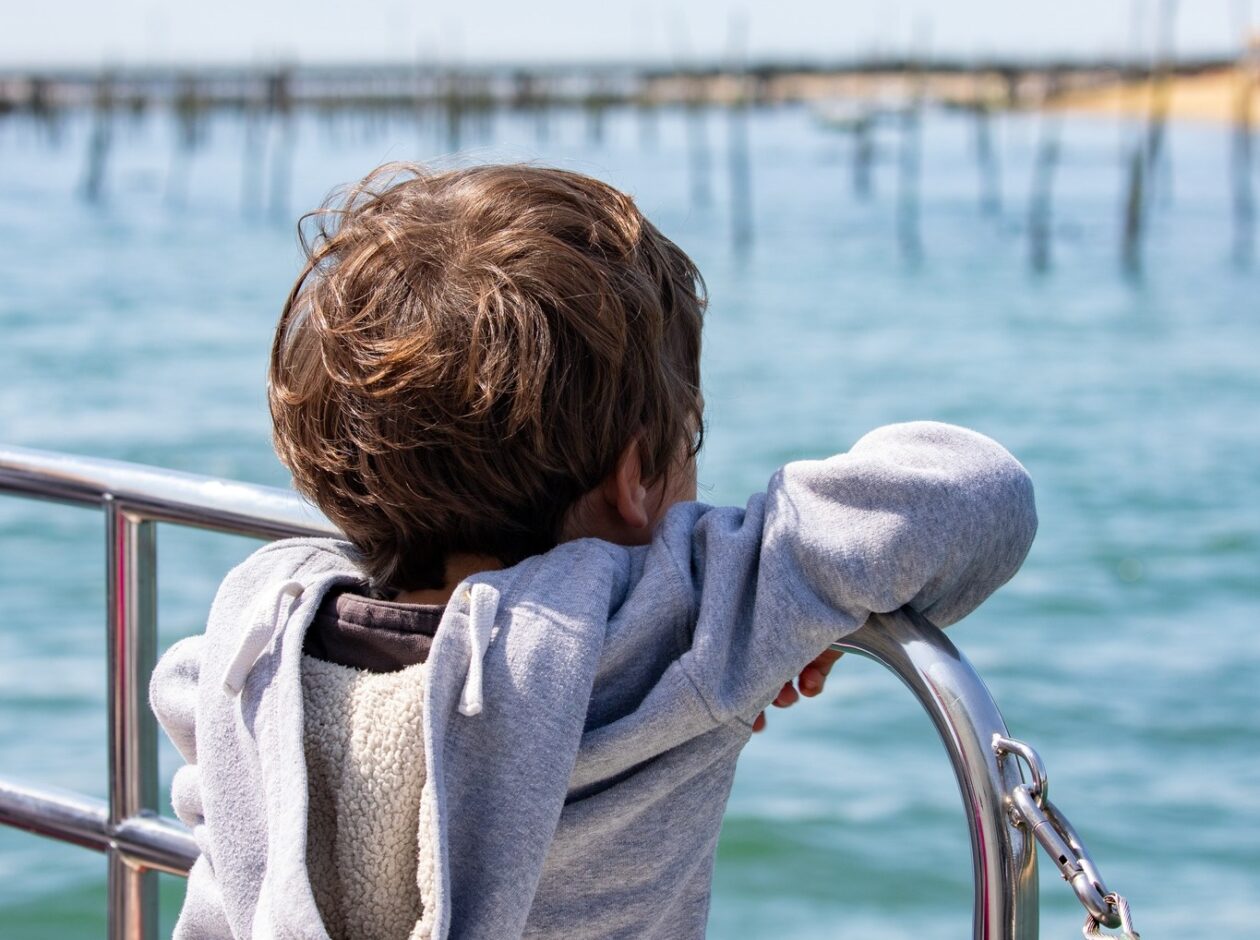 un enfant regarde le bassin sur un bateau