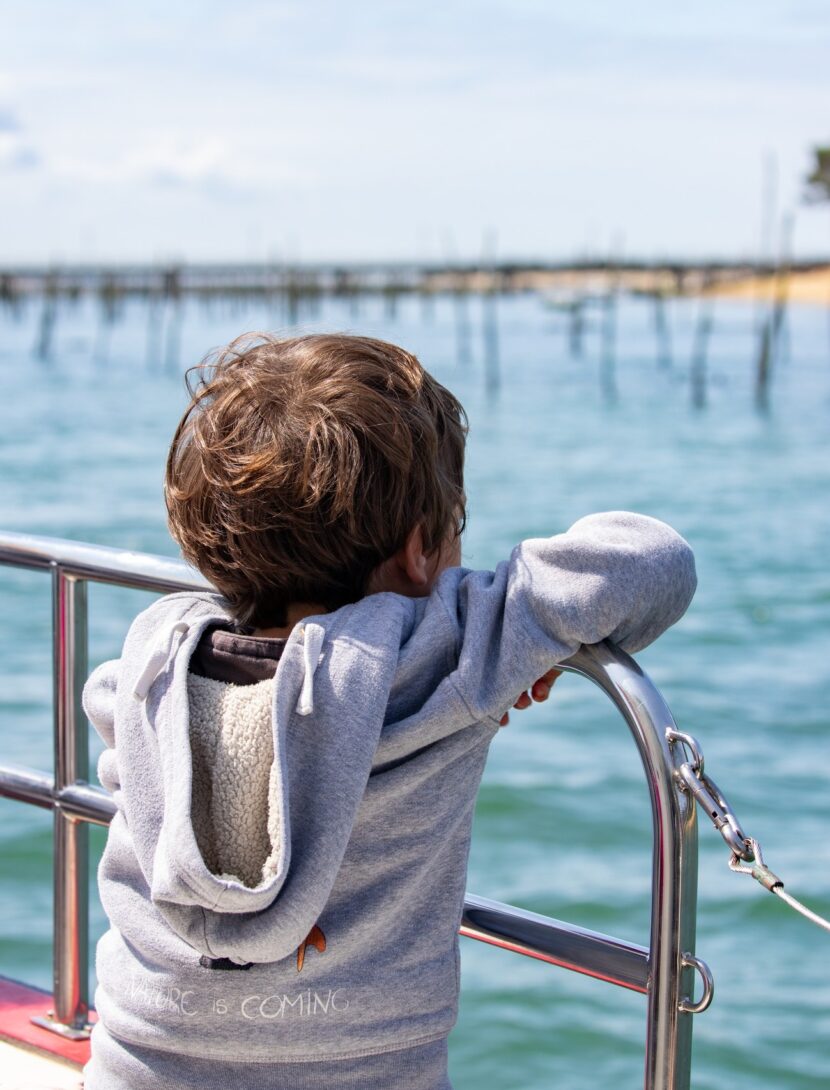 un enfant regarde le bassin sur un bateau