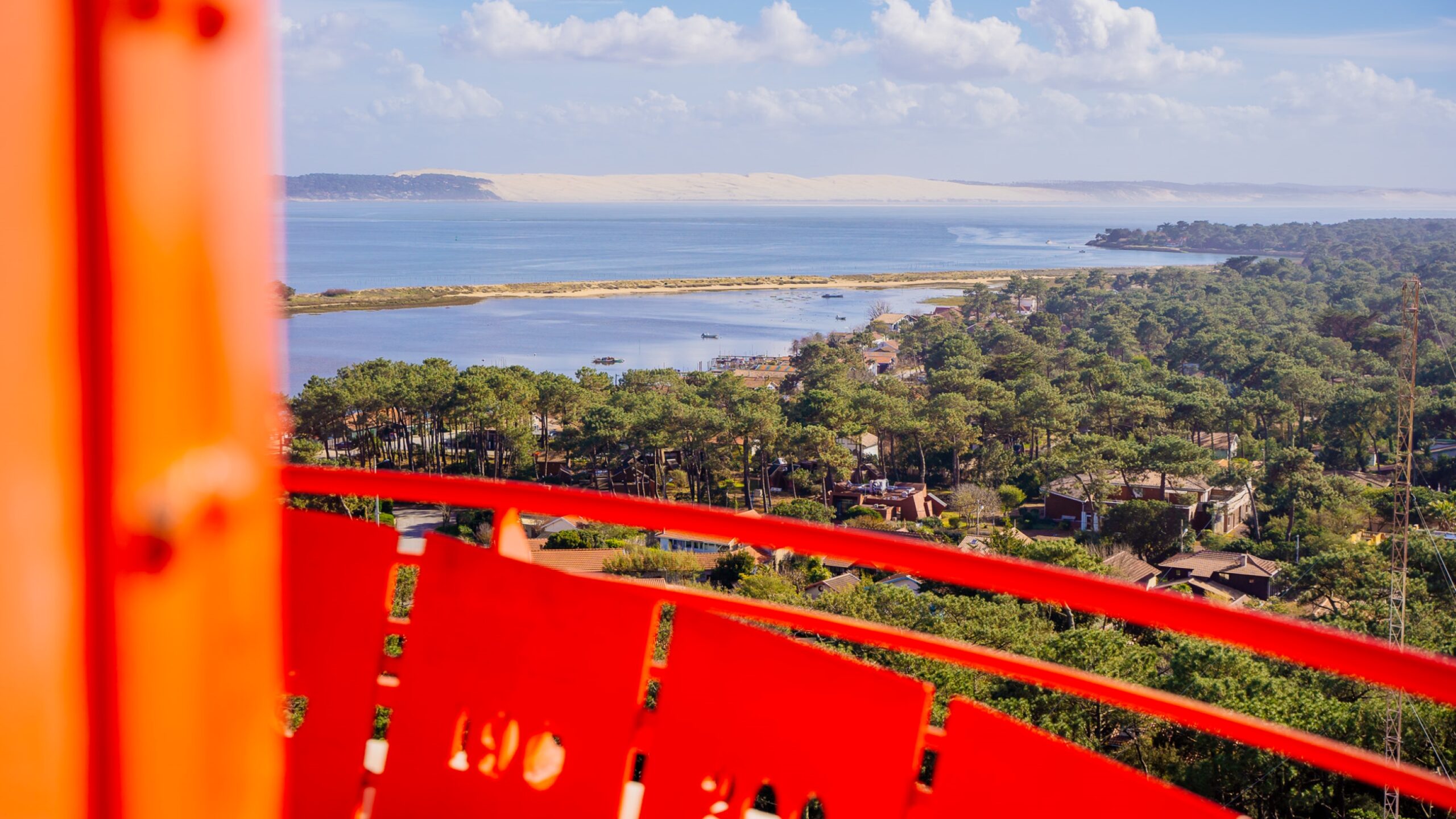 Vue sur la rambarde en haut du phare du Cap Ferret