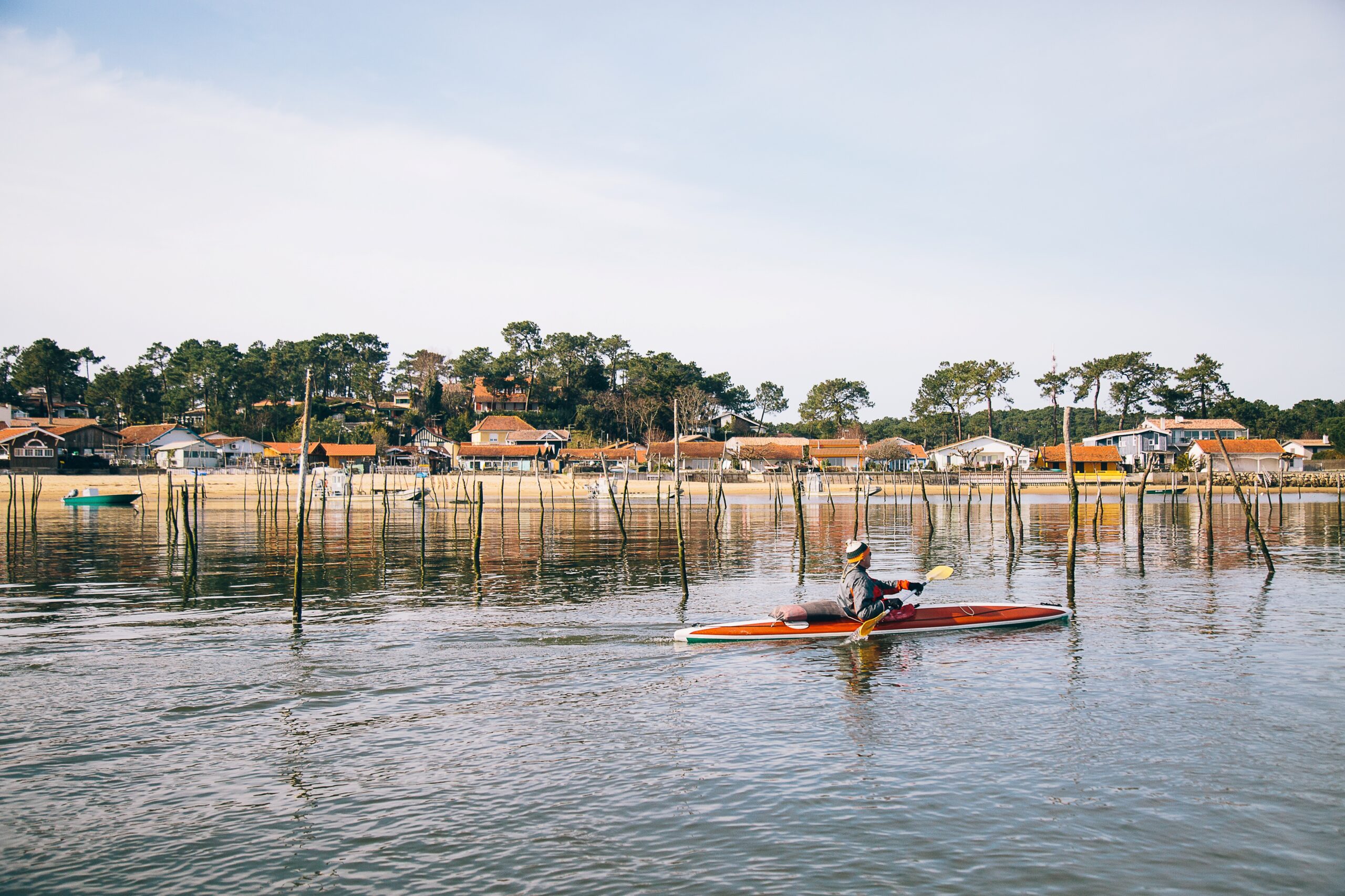 On peut voir une personne qui fait du canoë sur le Bassin.