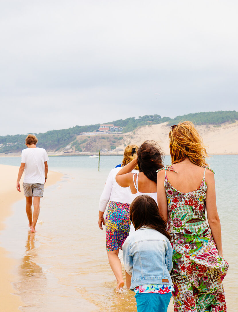 Une famille marche sur le band d'arguin.