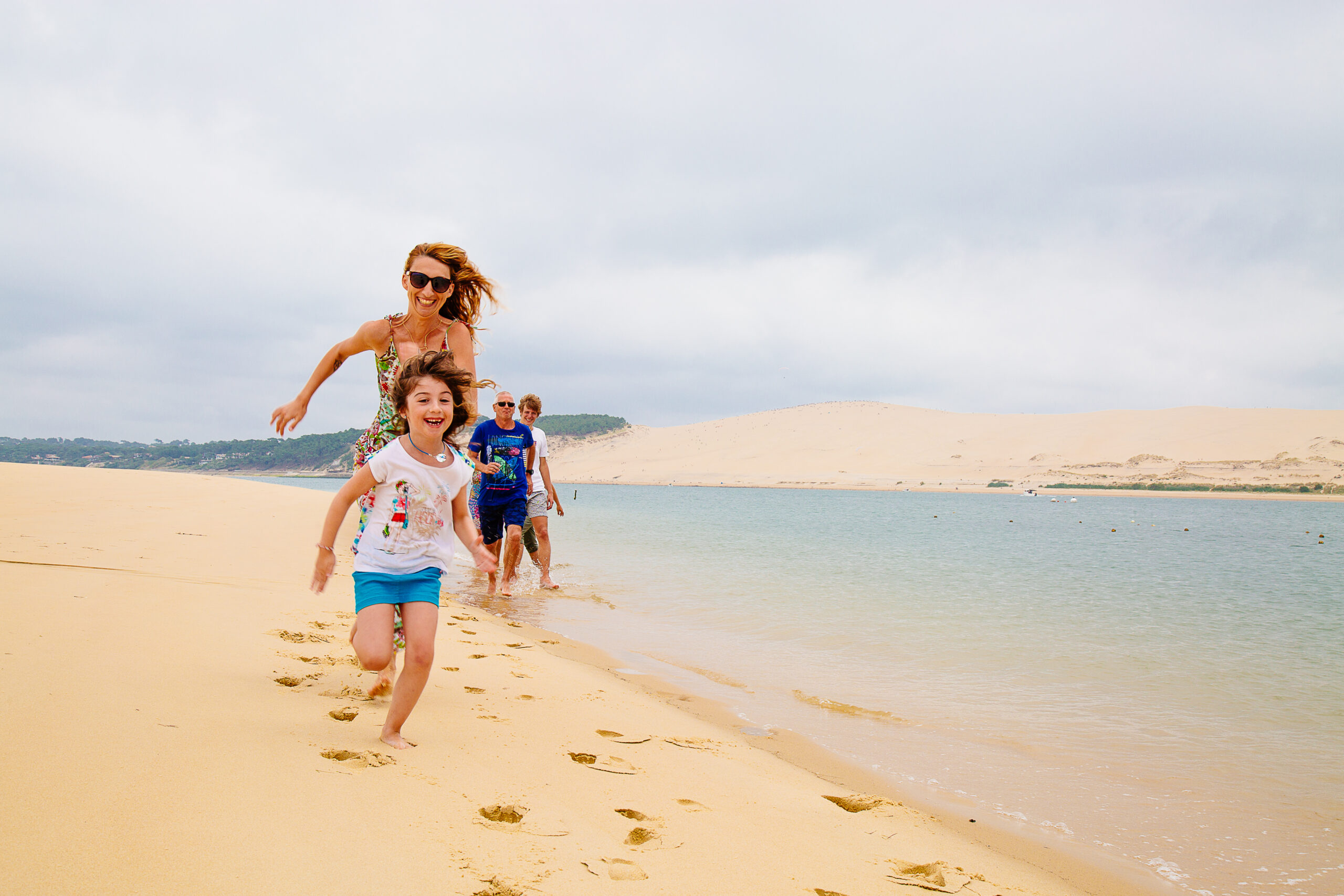 Une famille s'amuse sur le banc d'arguin.