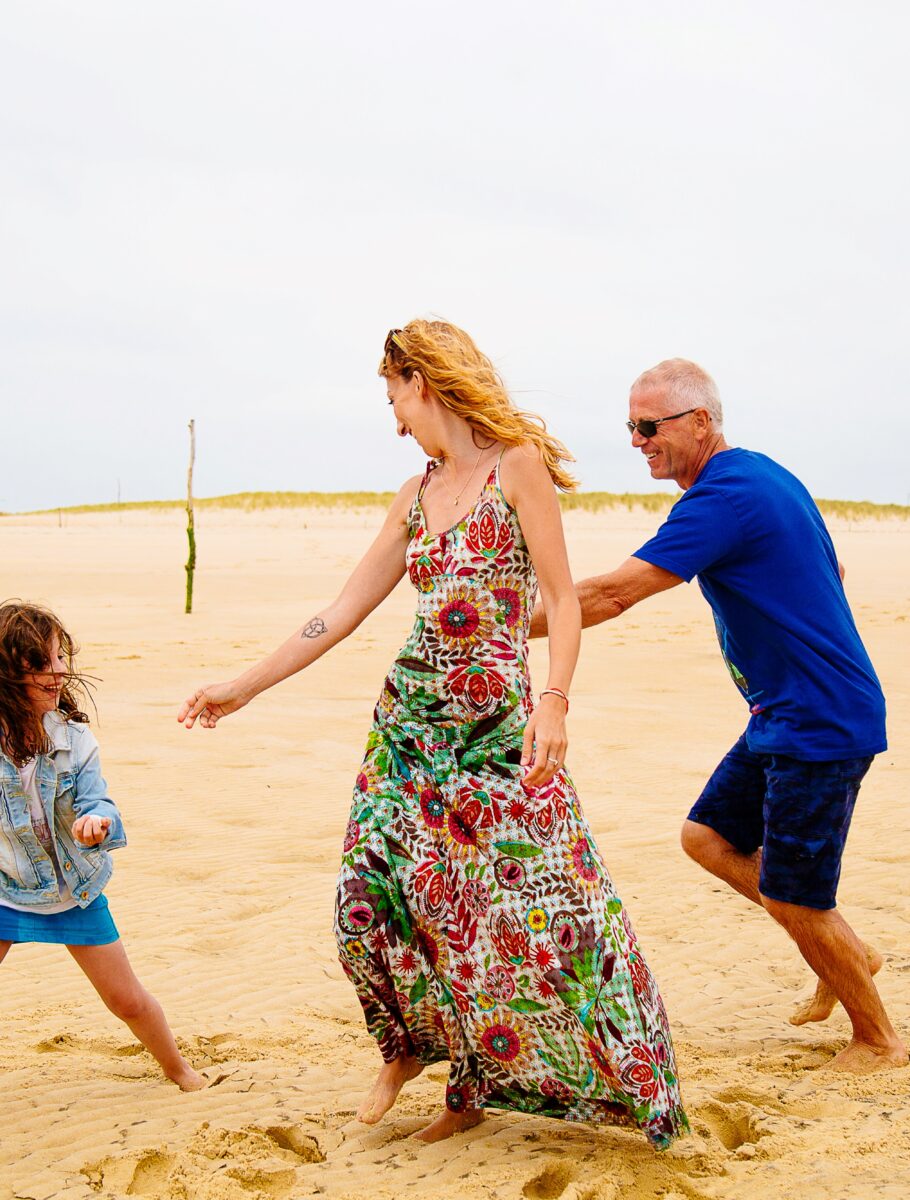 une famille s'amuse sur le banc d'arguin.