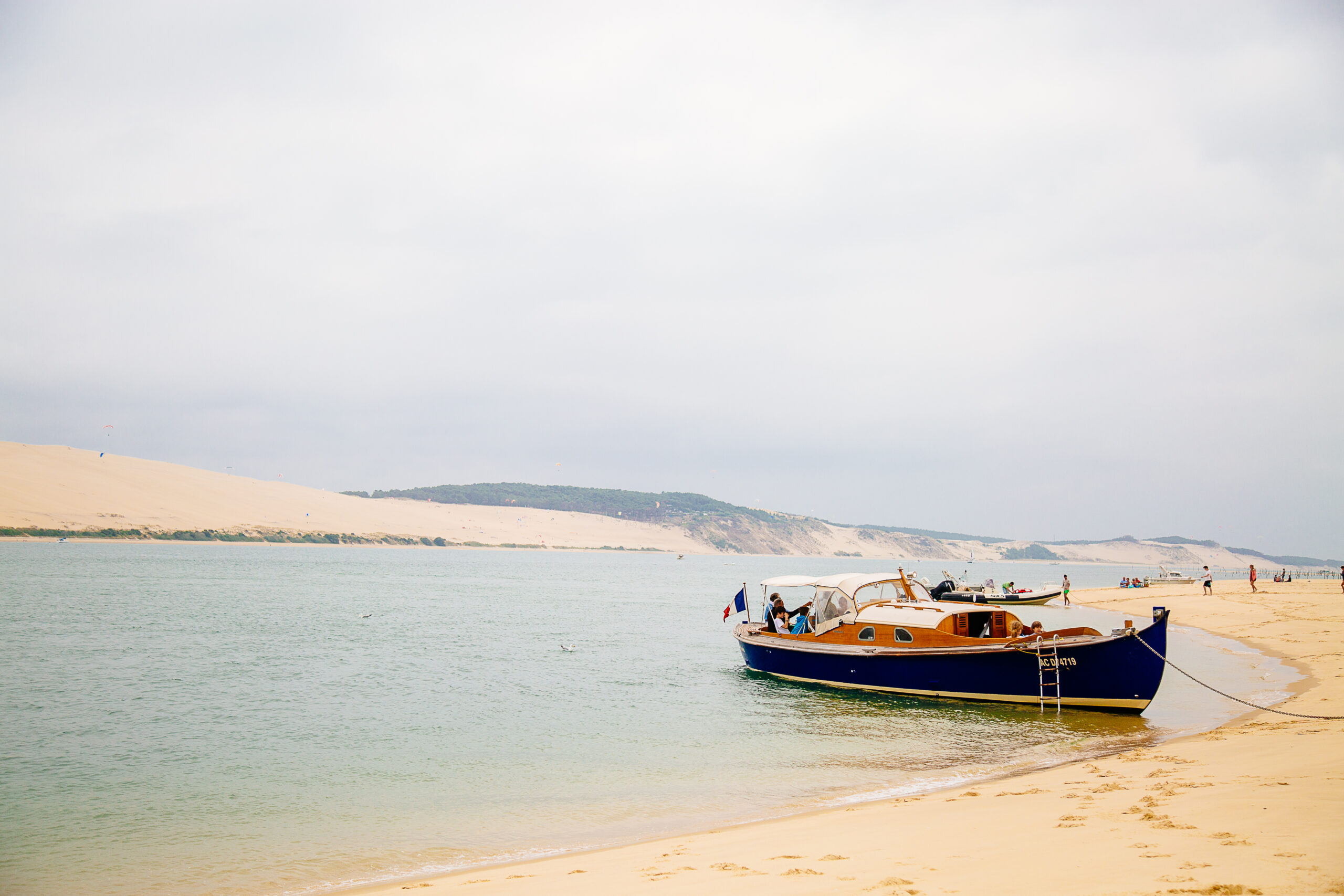 Bateau posait sur le band d'arguin.