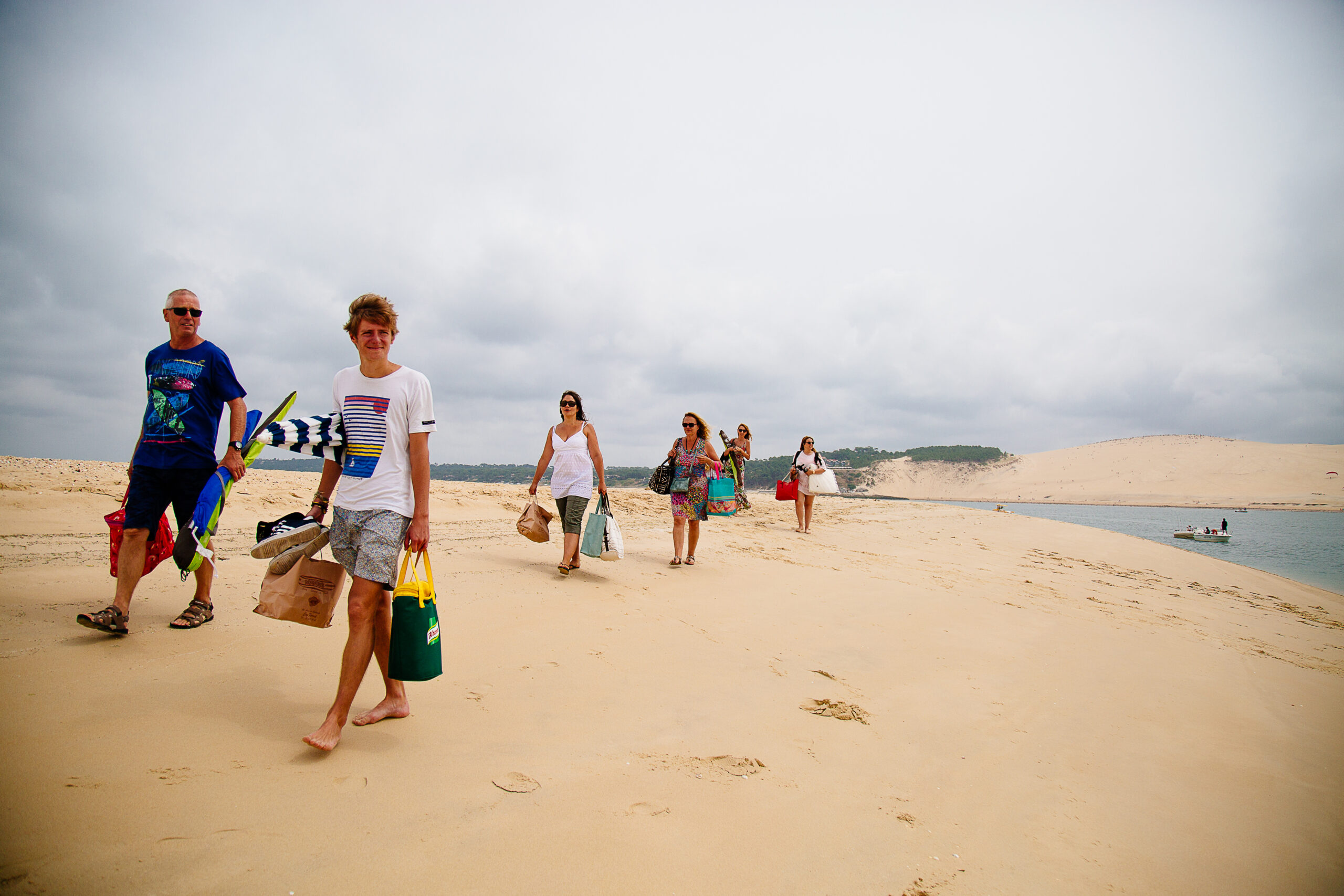 Une famille s'apprête à pique-niquer sur le Banc d'Arguin.