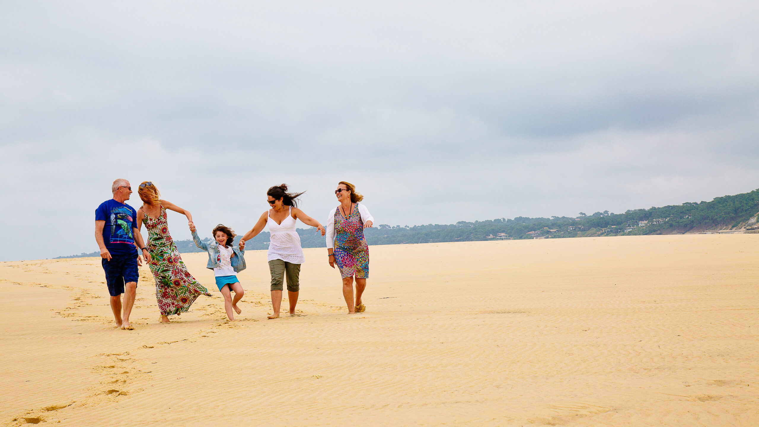 Une famille se promène sur le banc d'arguin.
