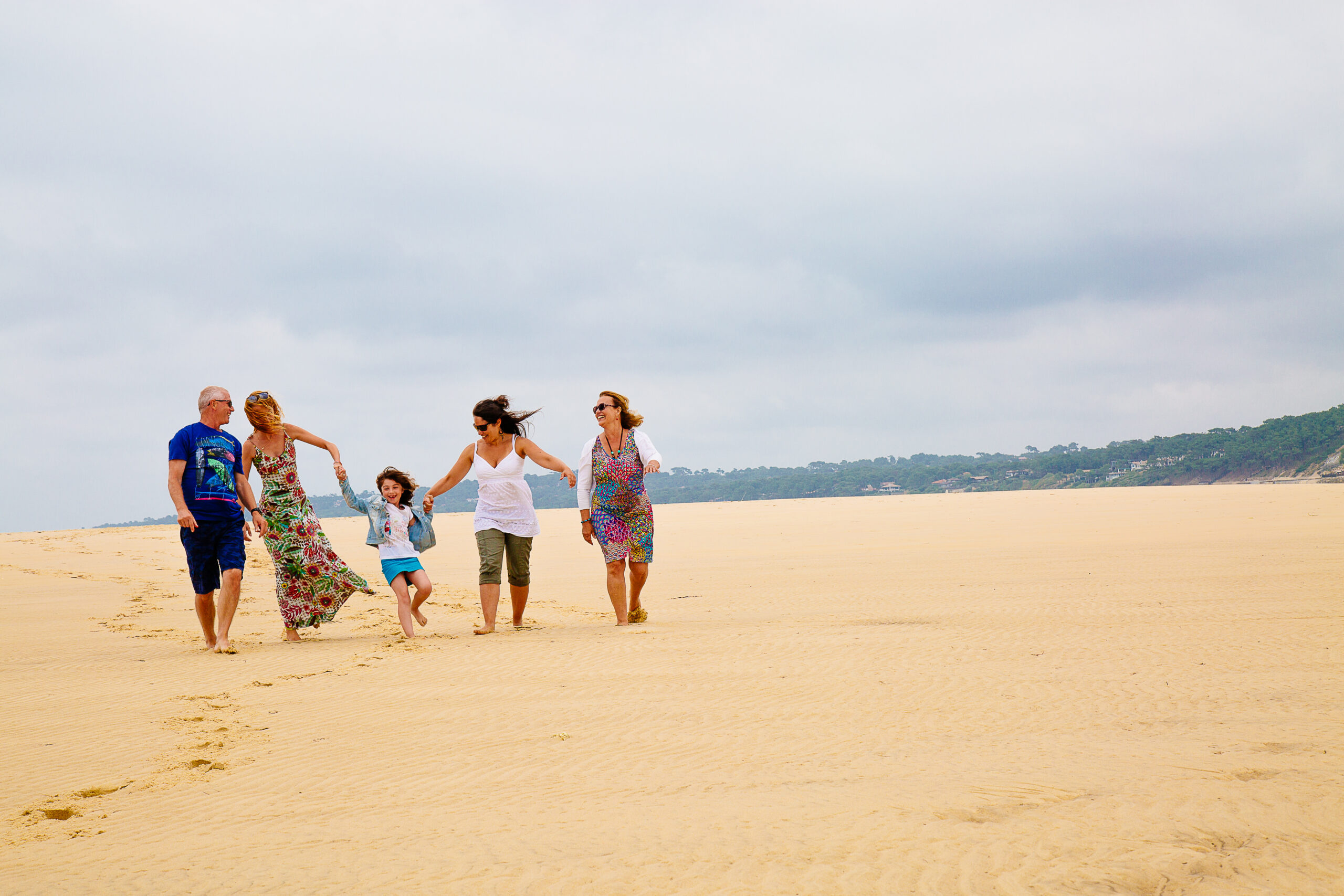 Une famille se promène sur le banc d'arguin.