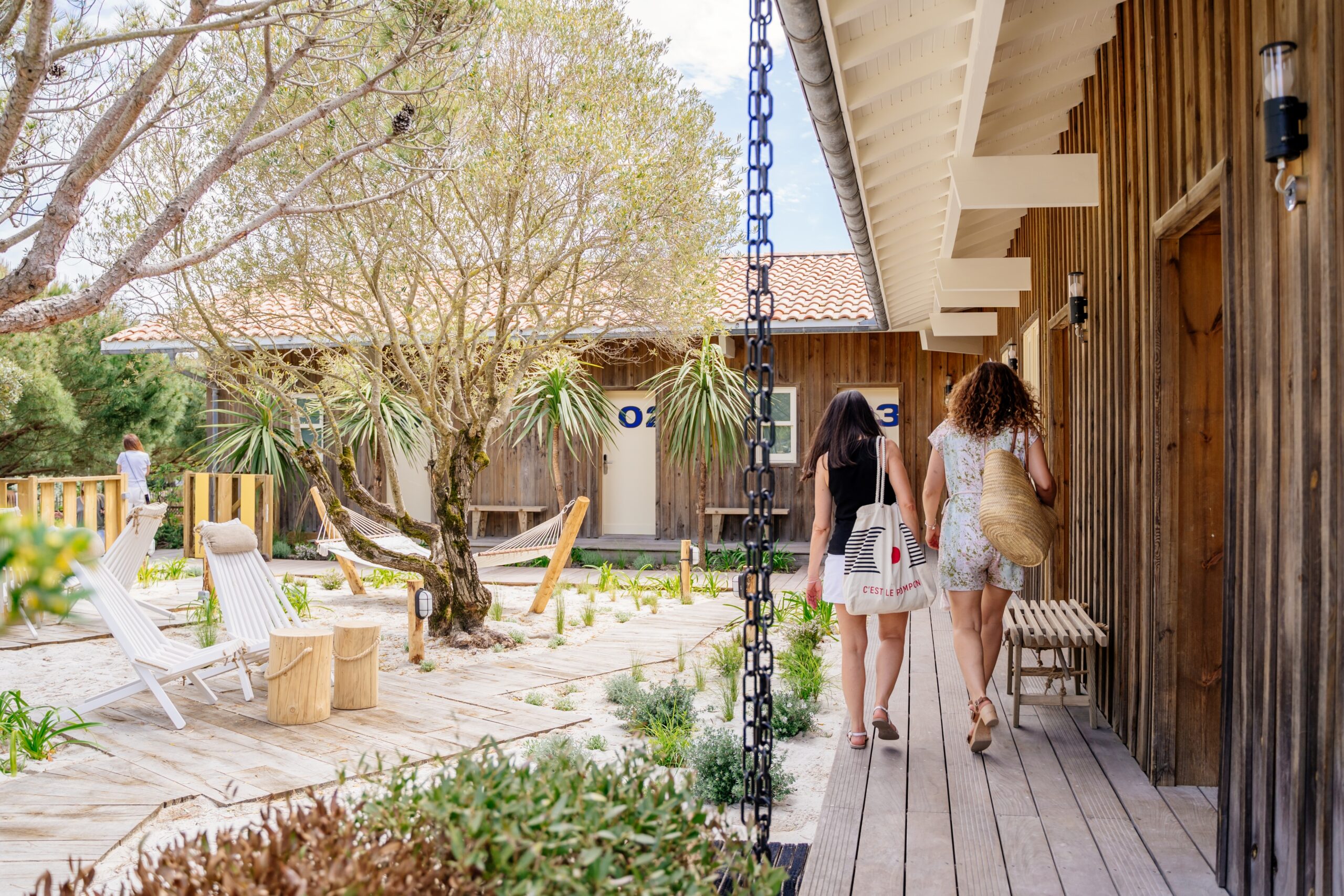 Deux femmes marchent pour aller dans leur logement.