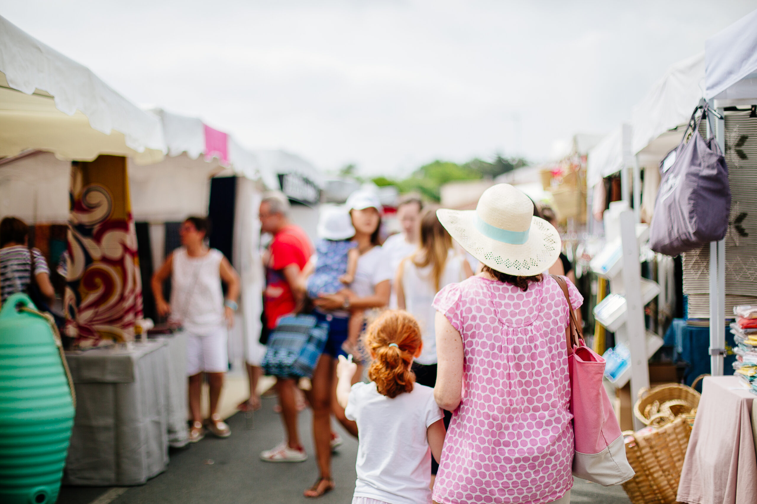Mère et fille se promènent dans le marché du Cap Ferret.