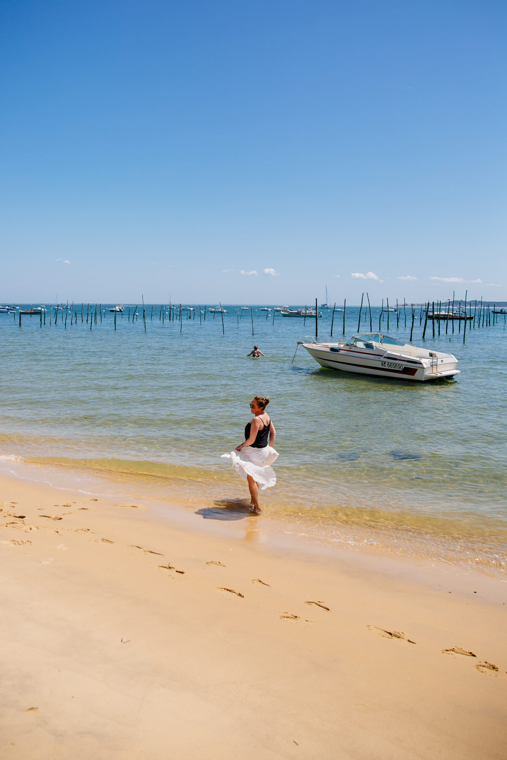 Une plage au Cap Ferret avec une personne qui danse.