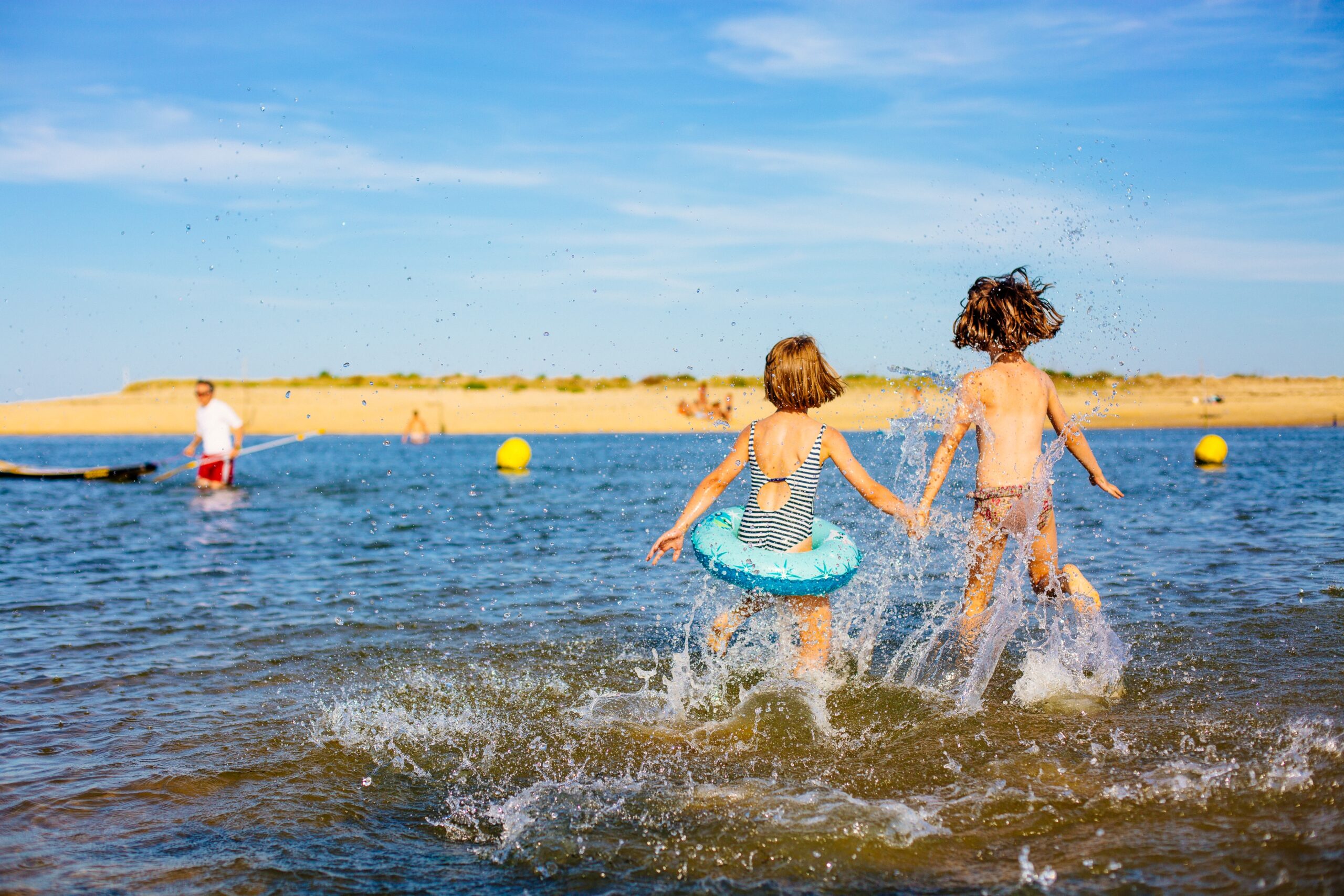 Deux enfants courent dans le Bassin.