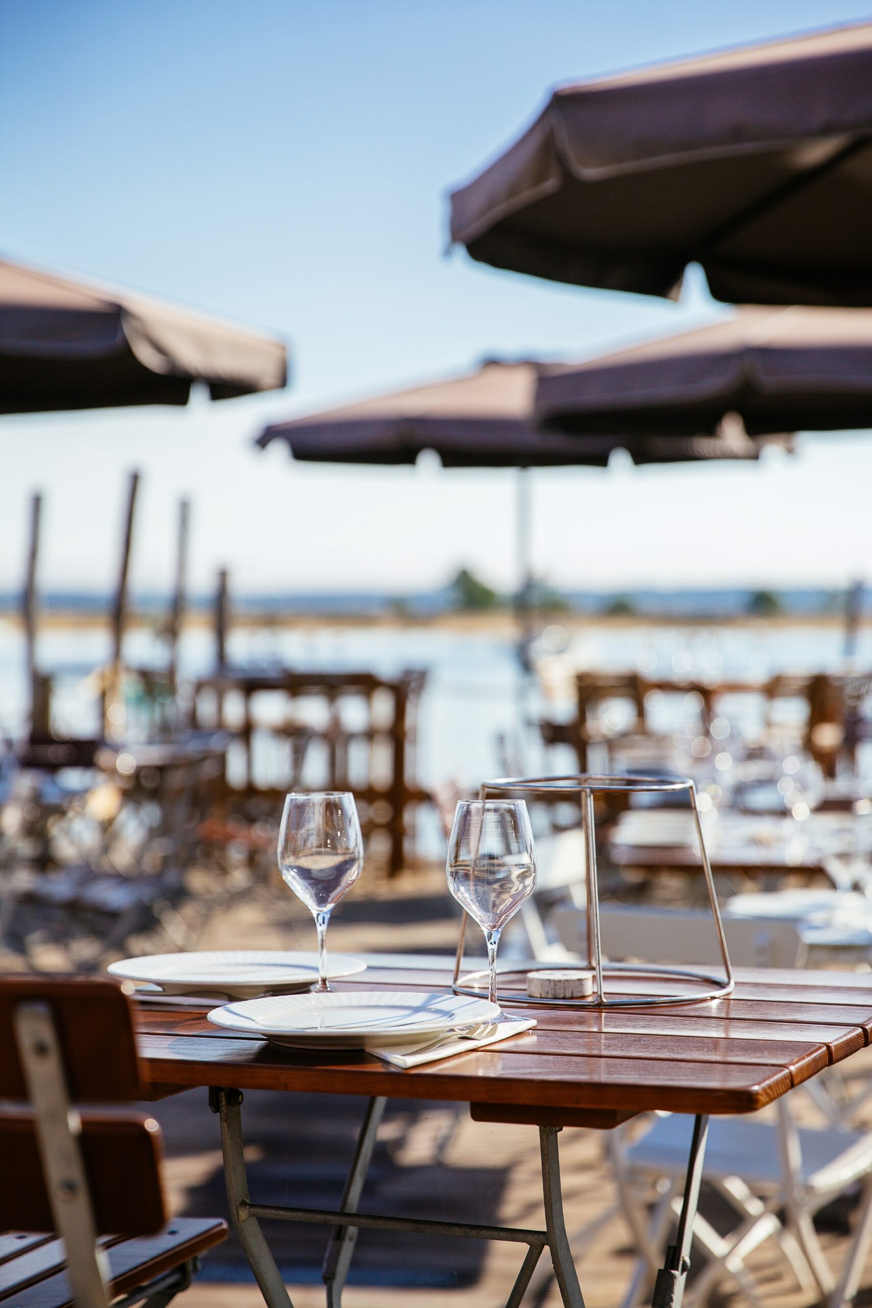 Vue d'une terrasse avec le Bassin derrière d'un restaurant au Cap Ferret.
