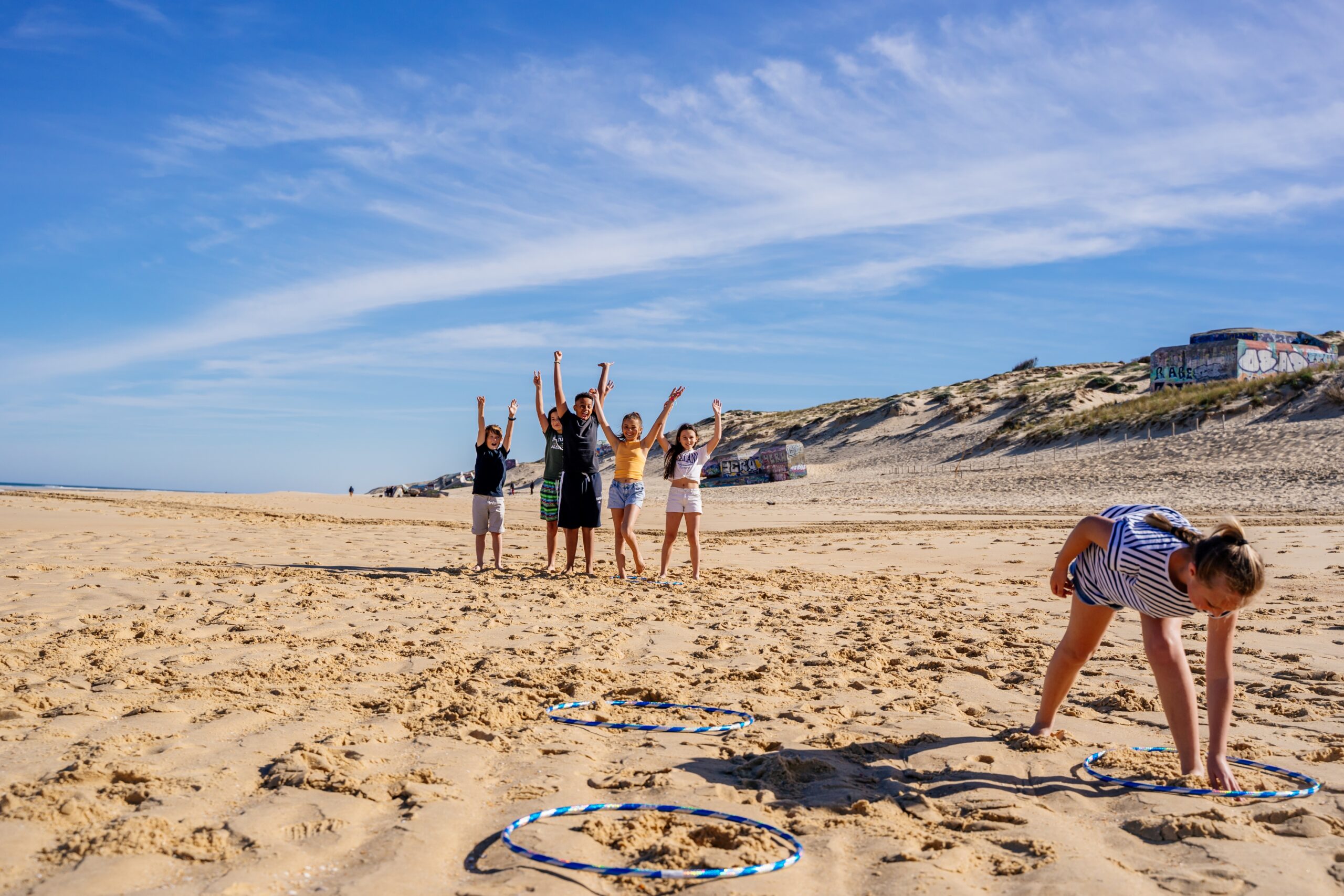 Des enfants s'amusent sur la plage océane du Cap Ferret.