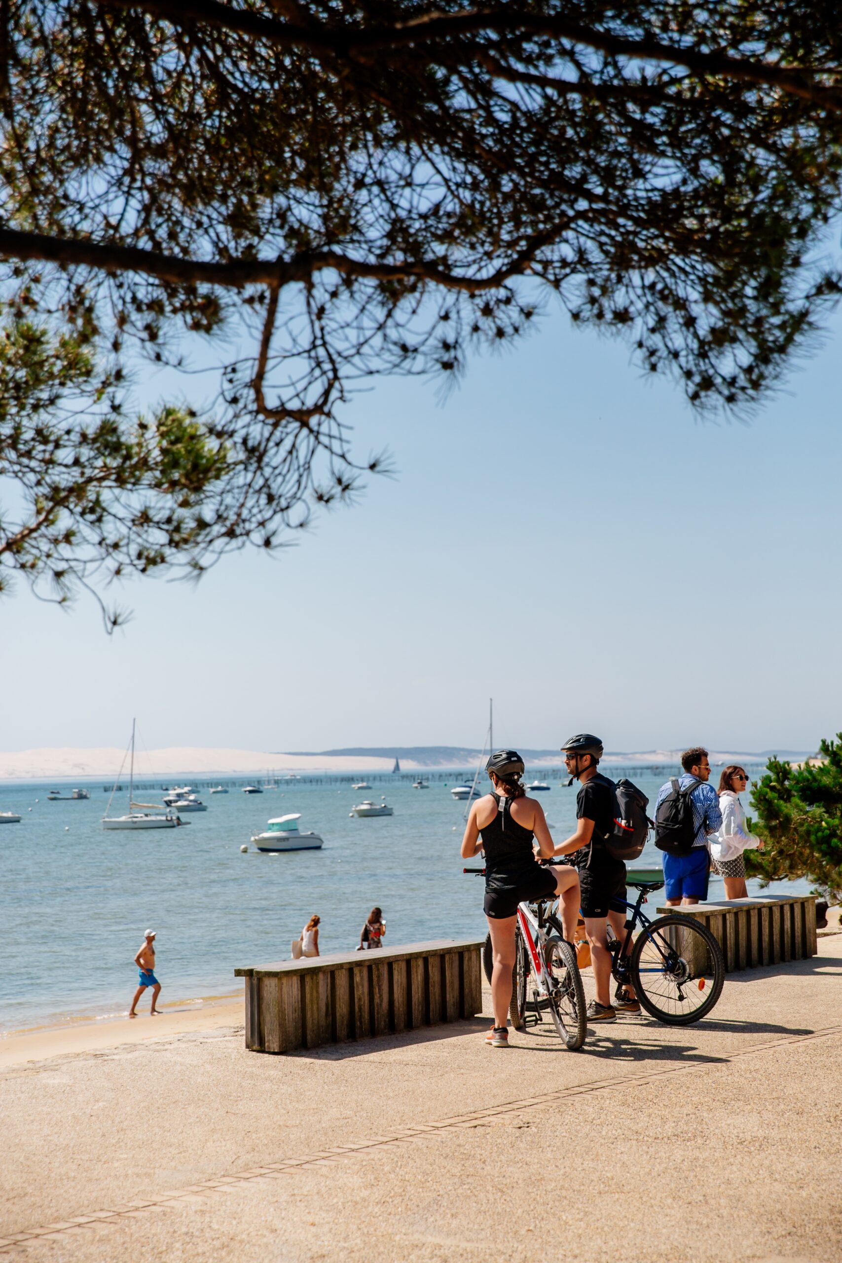 Un couple s'arrête en vélo pour contempler le Bassin au Cap Ferret.
