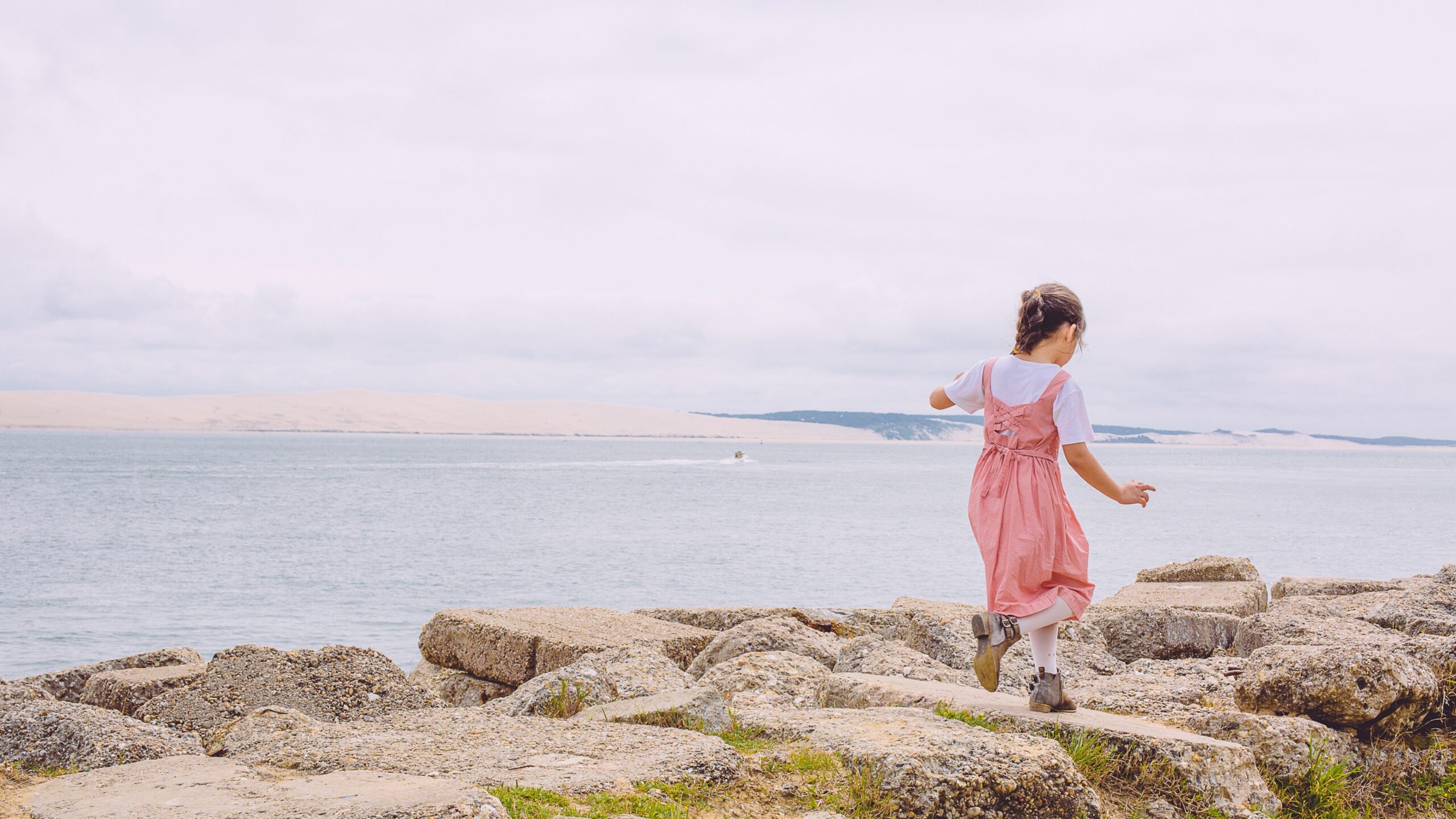 Une fille s'amuse au bord du Bassin.