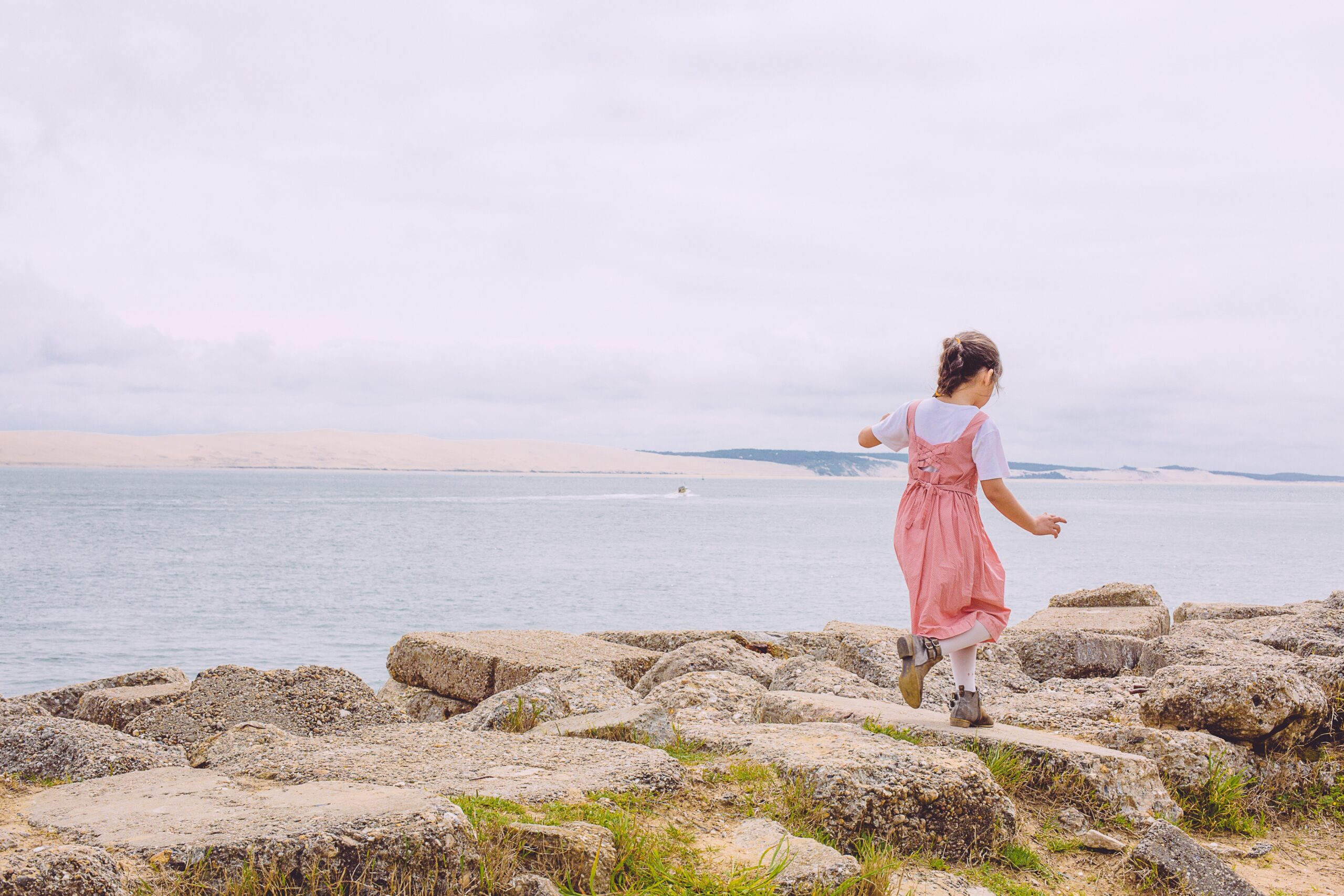 Une fille s'amuse au bord du Bassin.