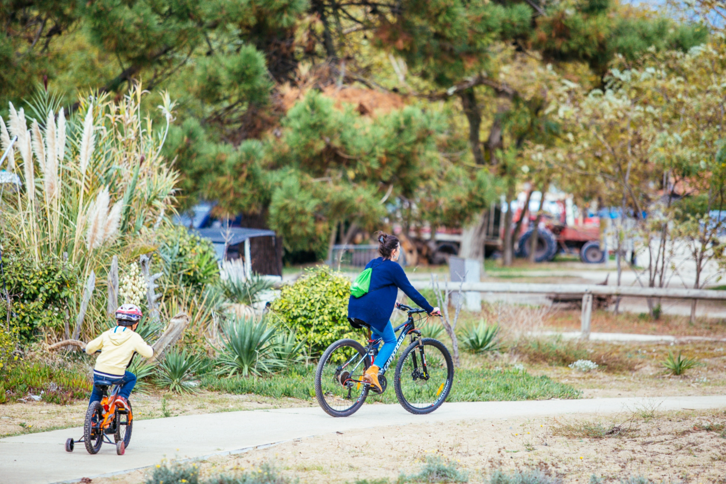 Les enfants font du vélos dans un parc du Cap Ferret.