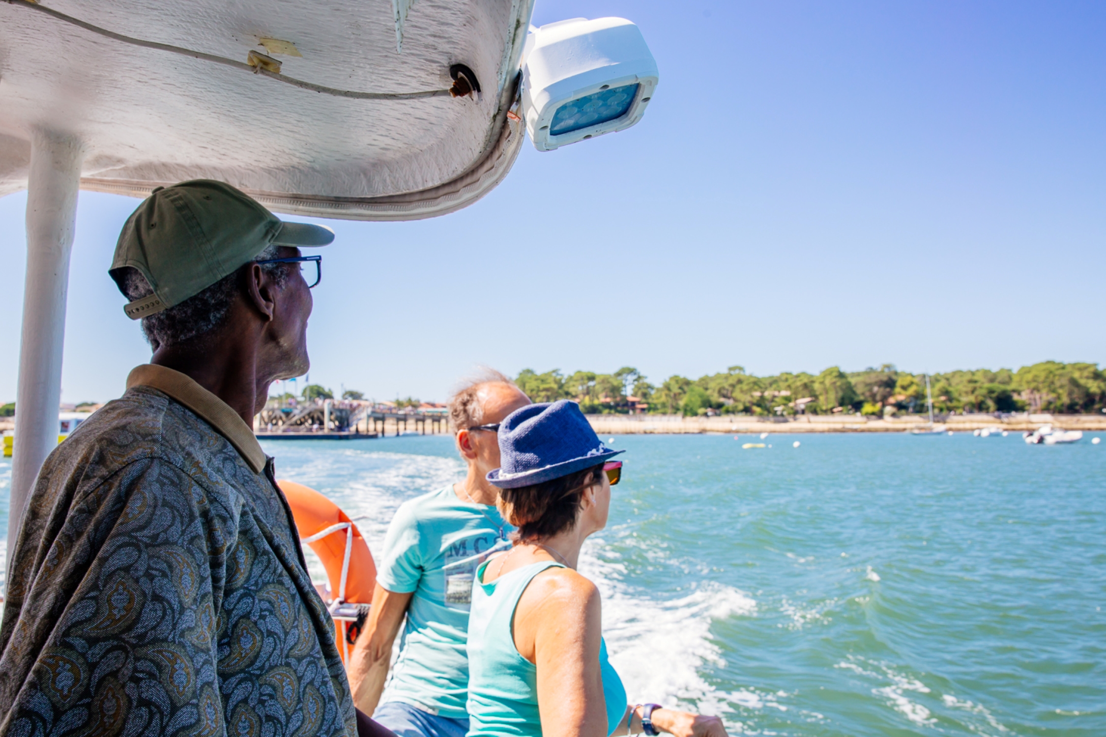 Couples dans un bateau pour traverser le bassin