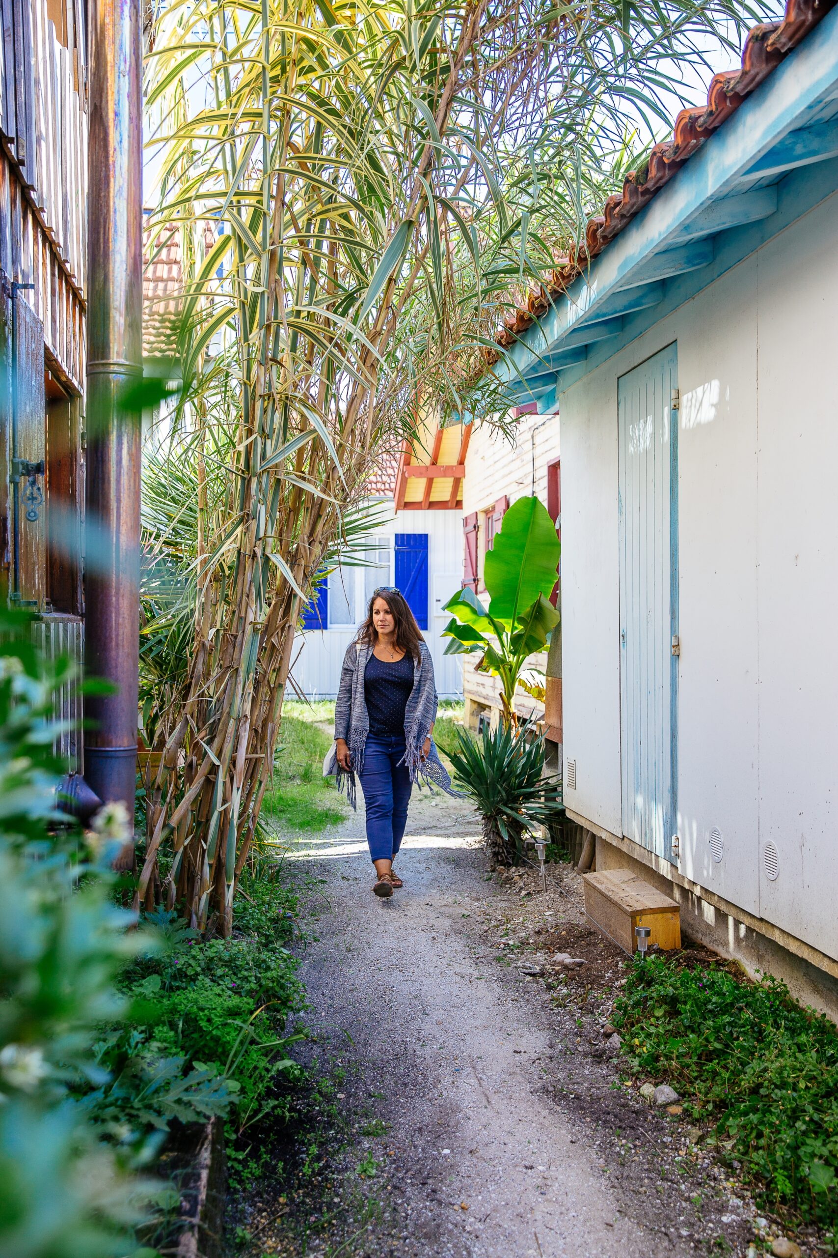 Une femme marche entre les cabanes typiques de Grand piquey.