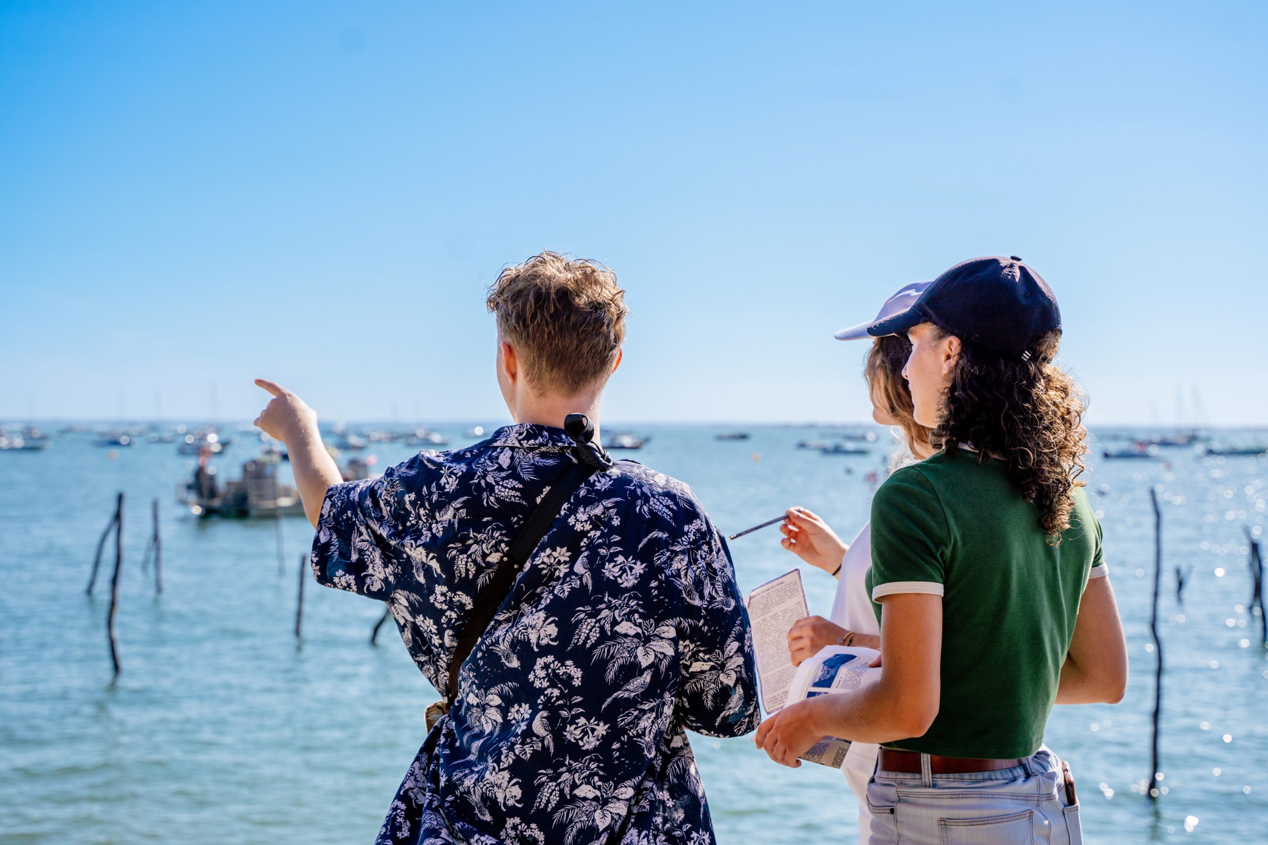 Un groupe d'amis regardent le Bassin.