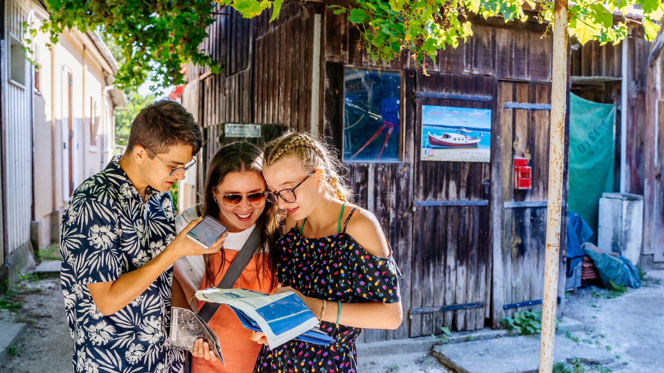 Un groupe de jeunes qui regarde un plan