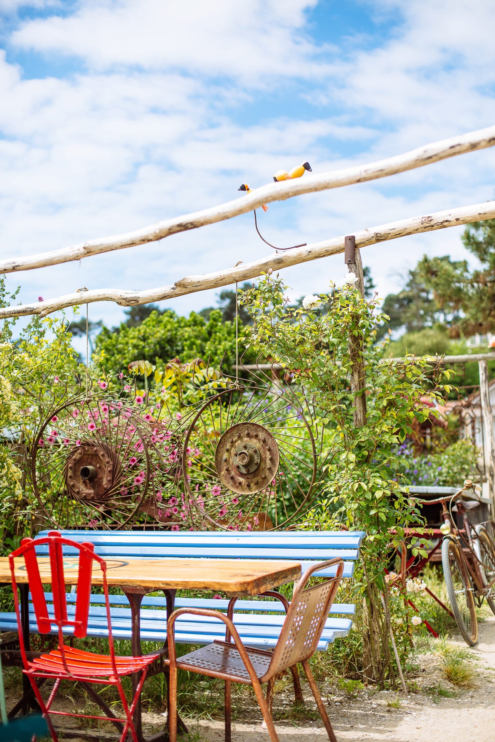 terrasse d'un restaurant à l'herbe.