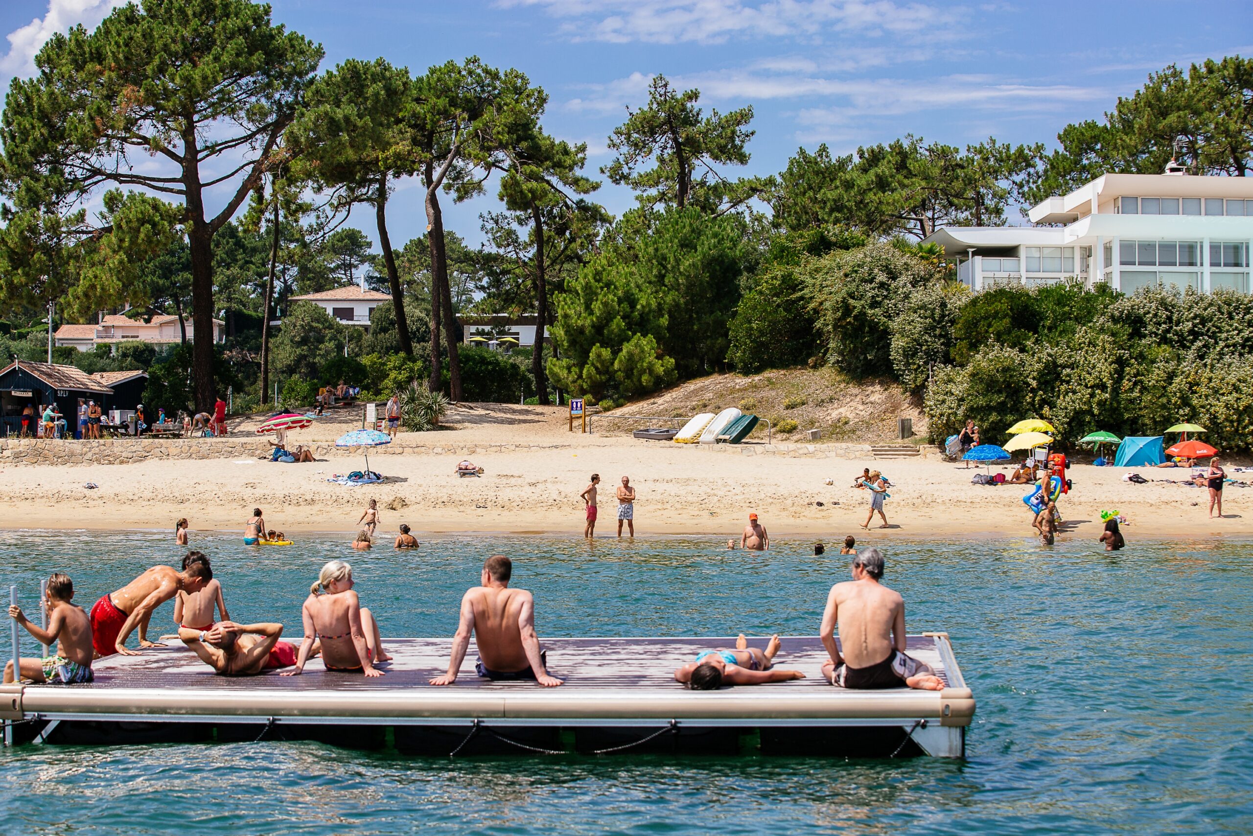 On se beigne à la plage de la Vigne. 