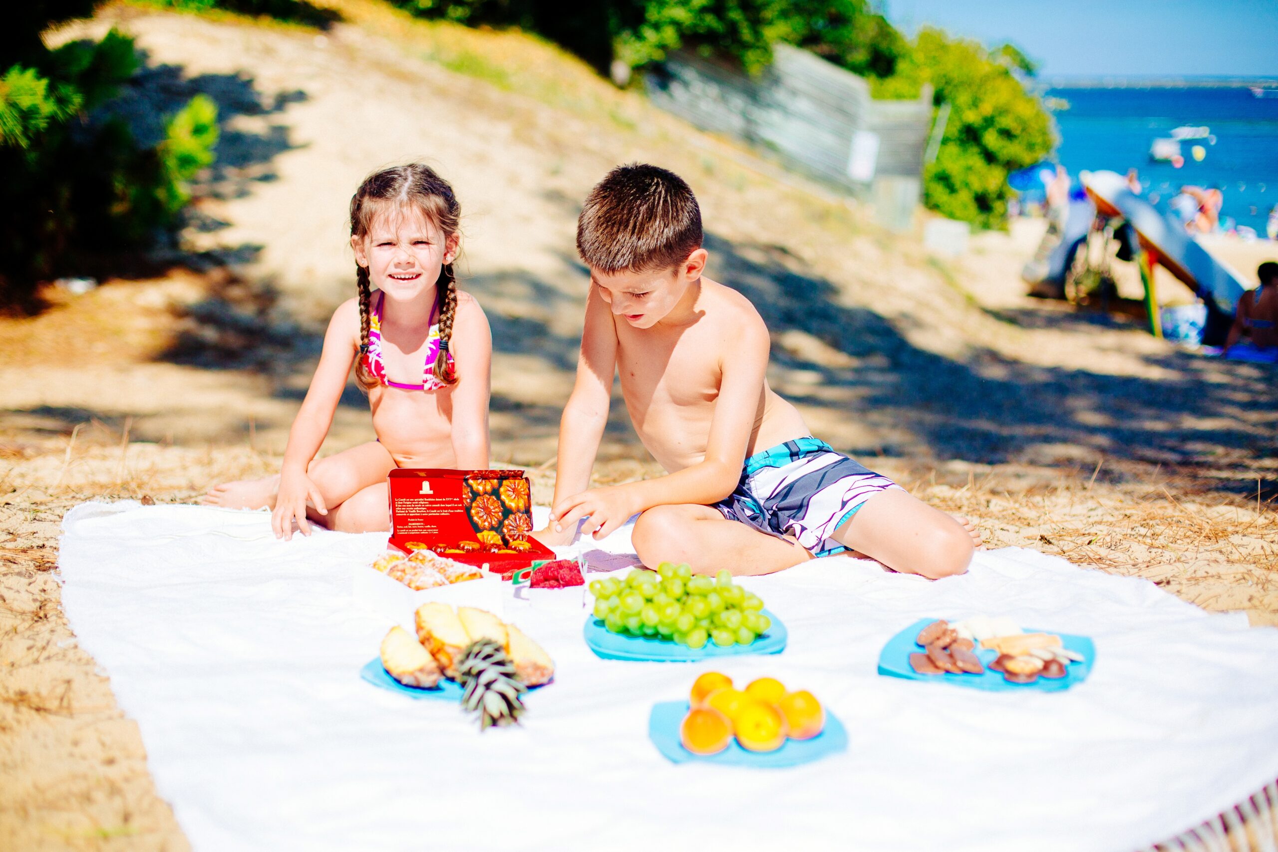Pique nique des enfants sur la plage de la Vigne