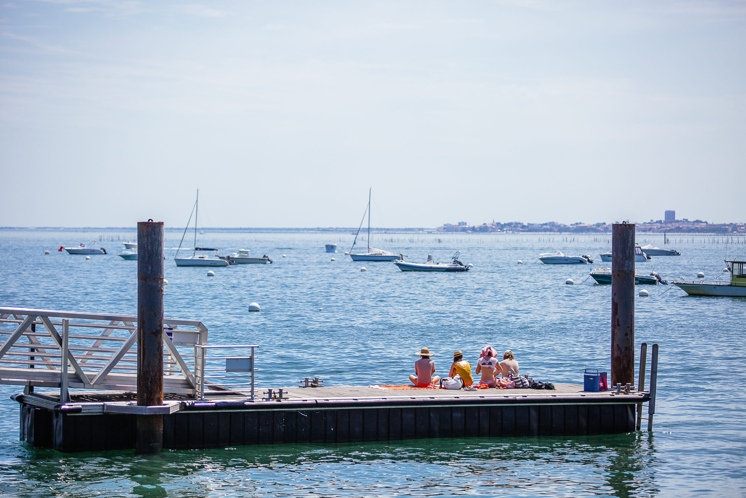 Une plateforme au bout de la jetée du Canon.