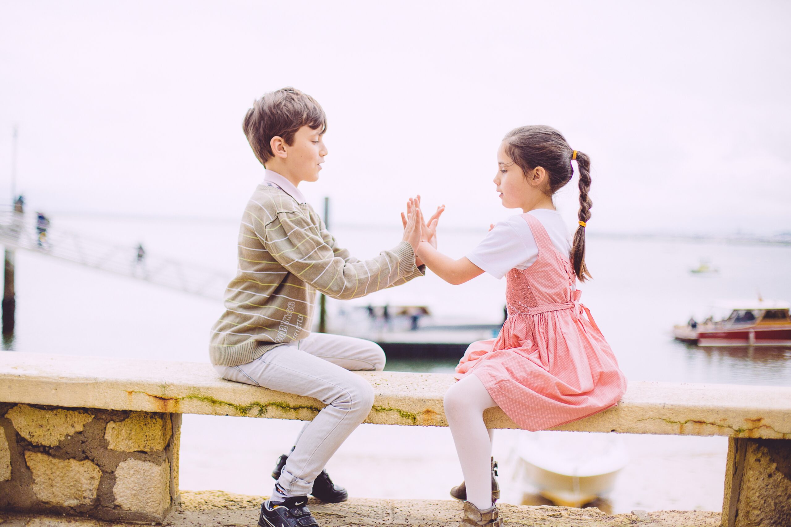 Deux enfants s'amusent au bord du Bassin.