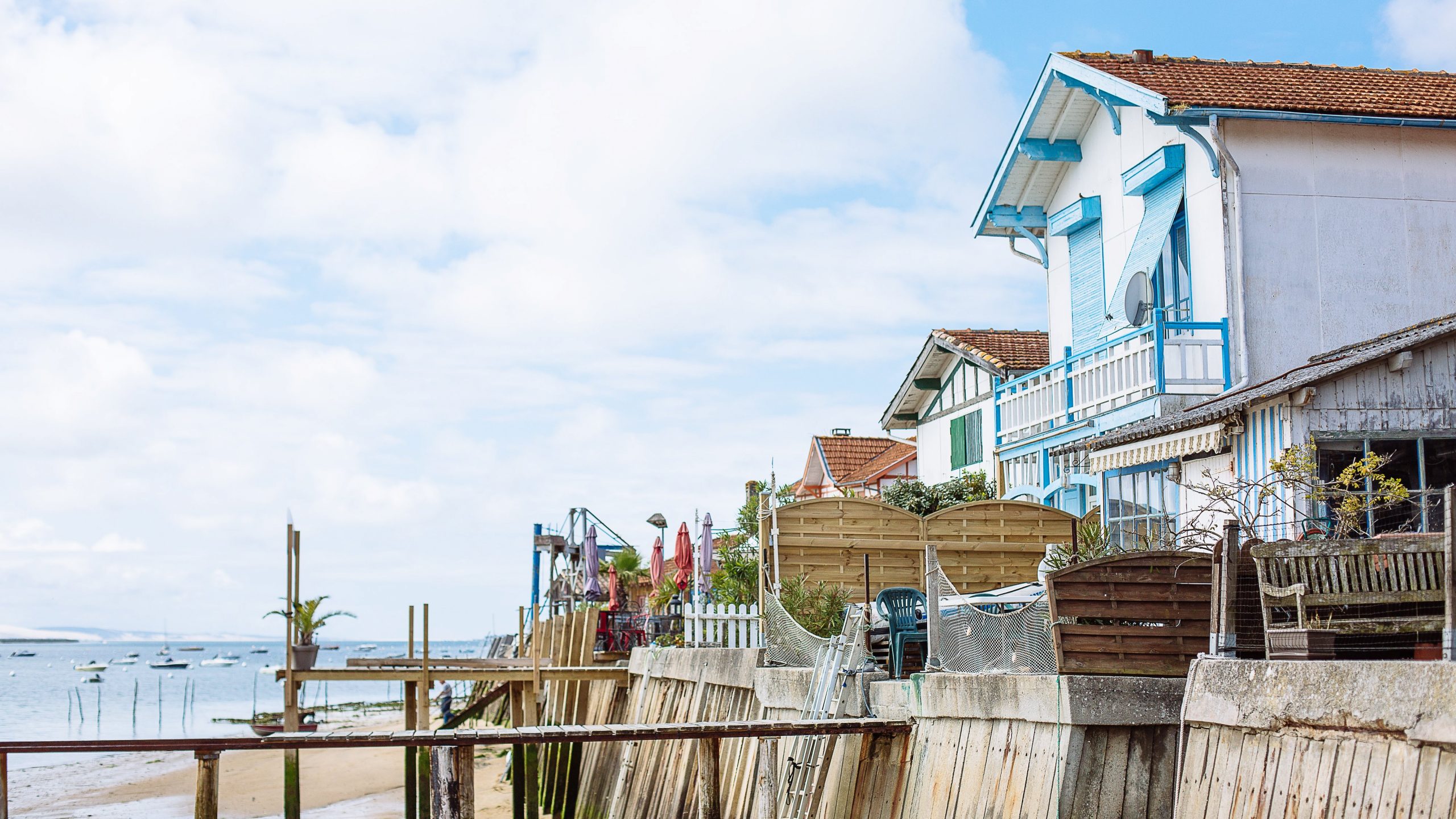 Des maisons typiques au bord du Bassin d'Arcachon.