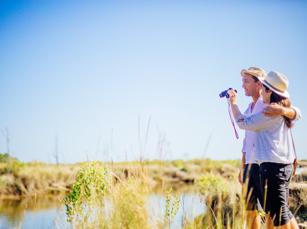Un coupe regarde les près salé de Lège.