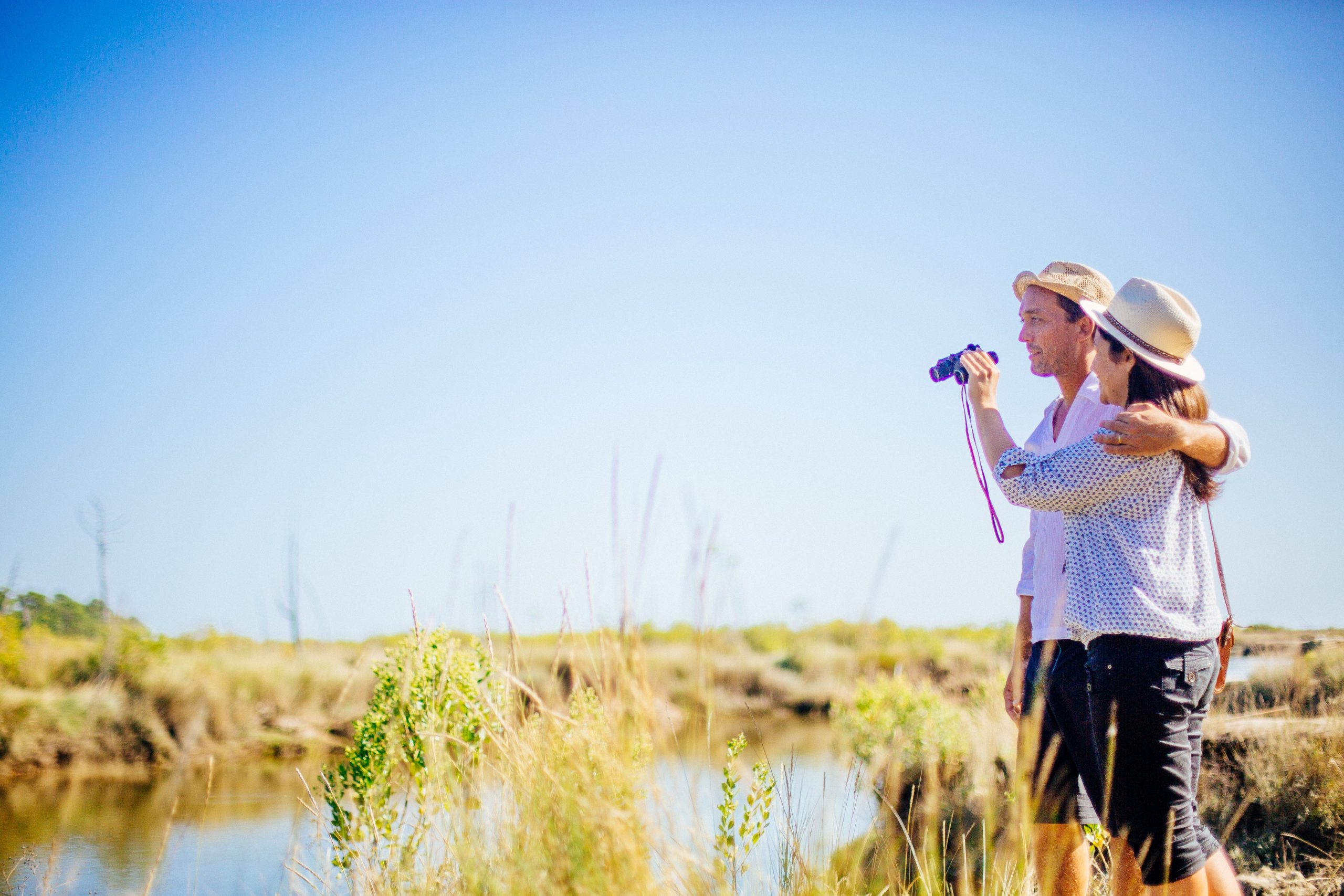 Un coupe regarde les près salé de Lège.