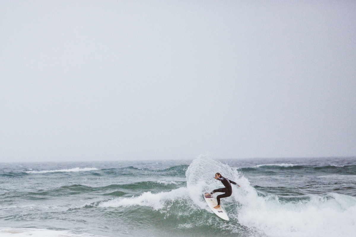 Session surf au Grand Crohot, un surfeur prend une vague.