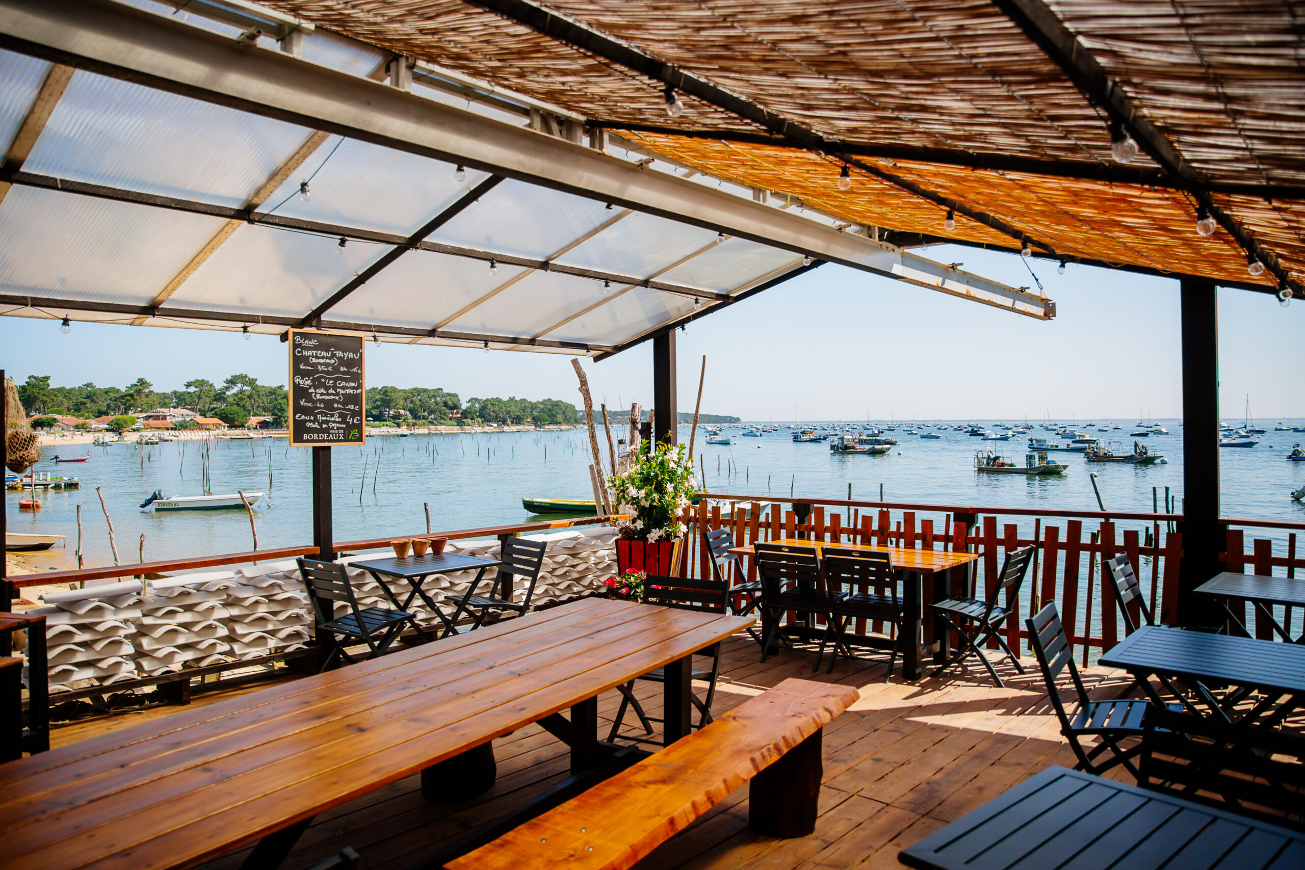 Vue d'une terrasse avec le Bassin derrière d'un restaurant au Cap ferret.