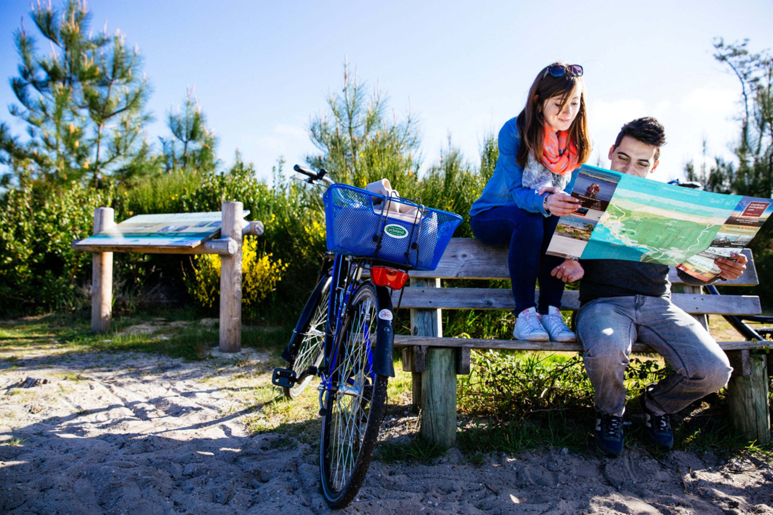 Un couple regarde un plan pour leur balade à vélo.