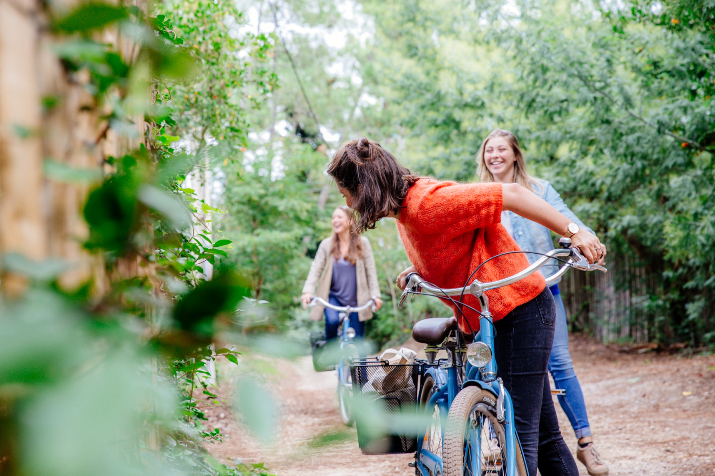 3 femmes qui font du vélo dans la forêt.