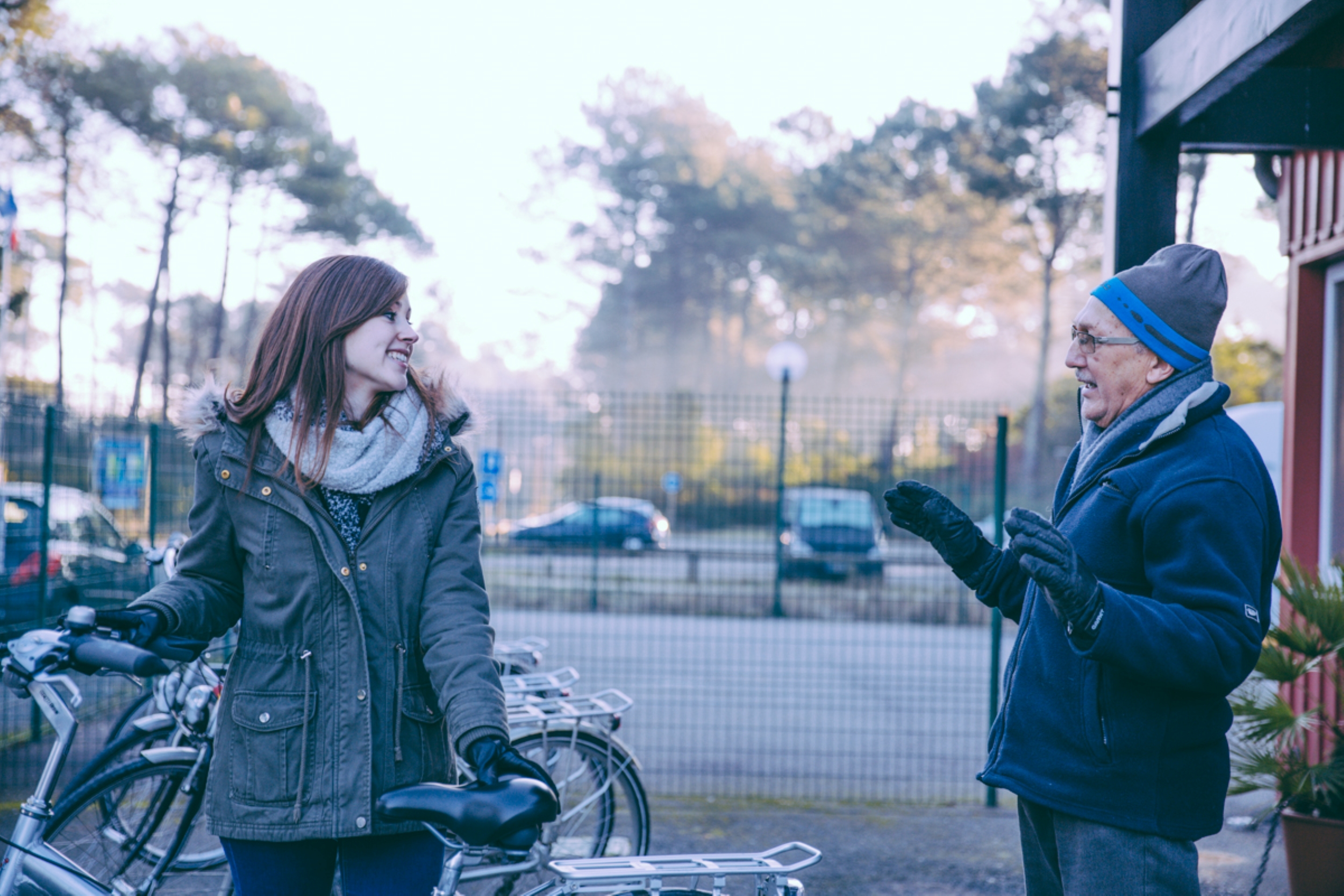 Un homme loue un vélo à une femme en Hiver au Cap Ferret.
