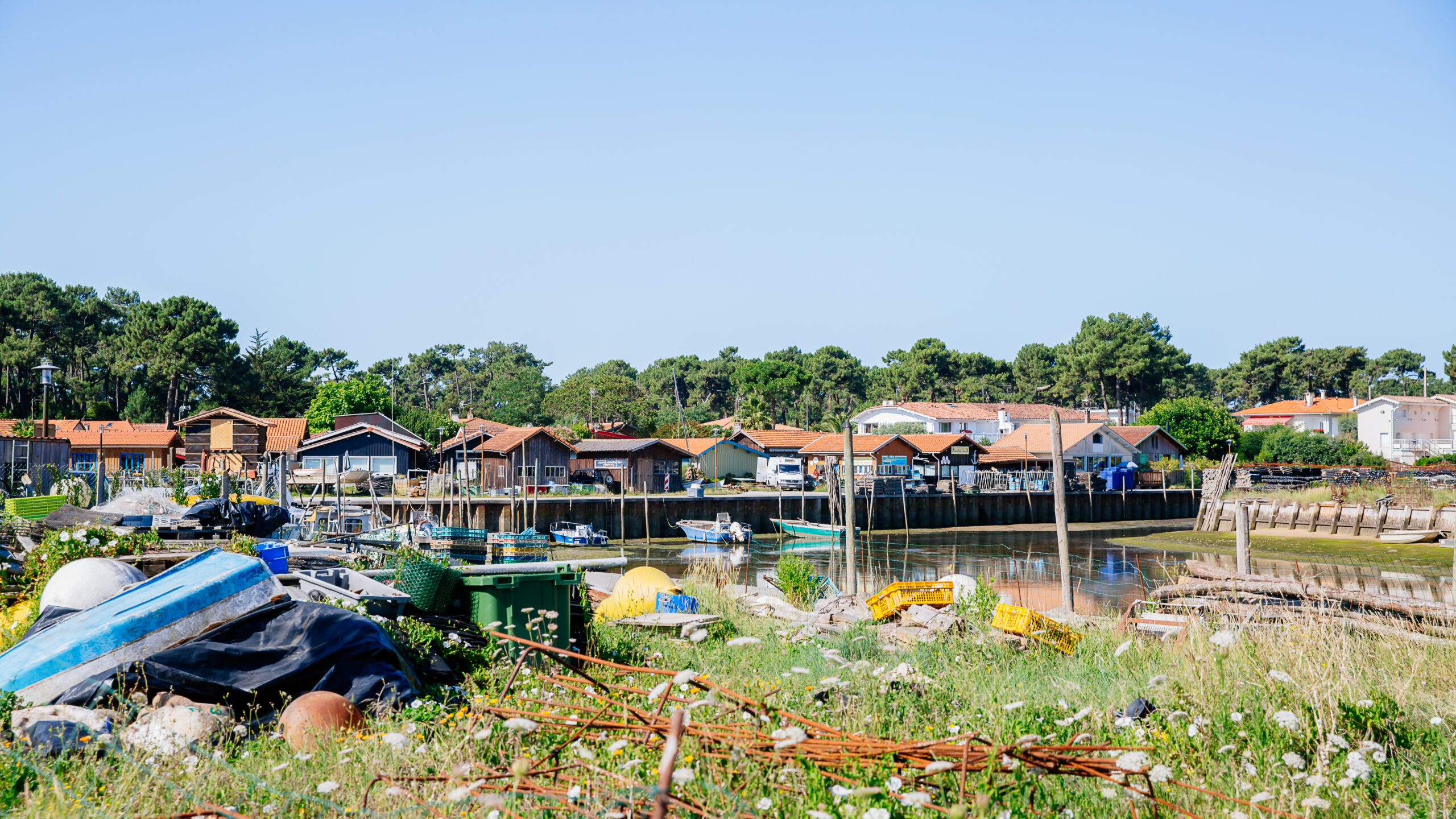 Une vue sur les habitations qui sont au bord du Bassin à Piraillan. 