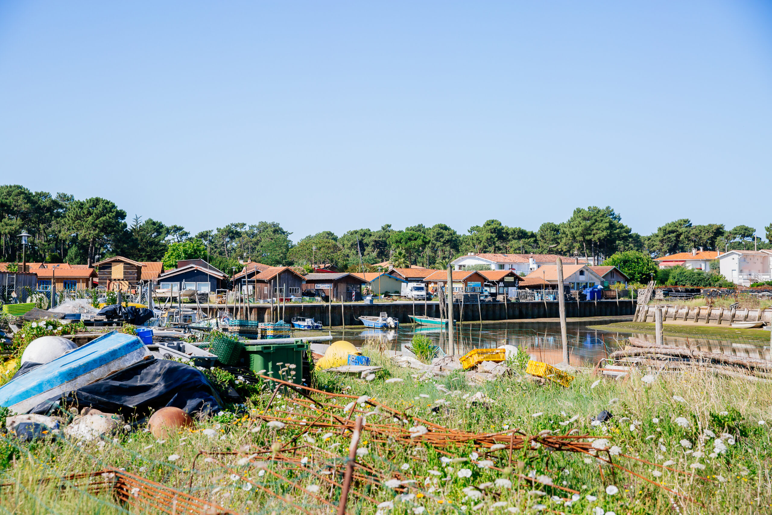 Une vue sur les habitations qui sont au bord du Bassin à Piraillan.