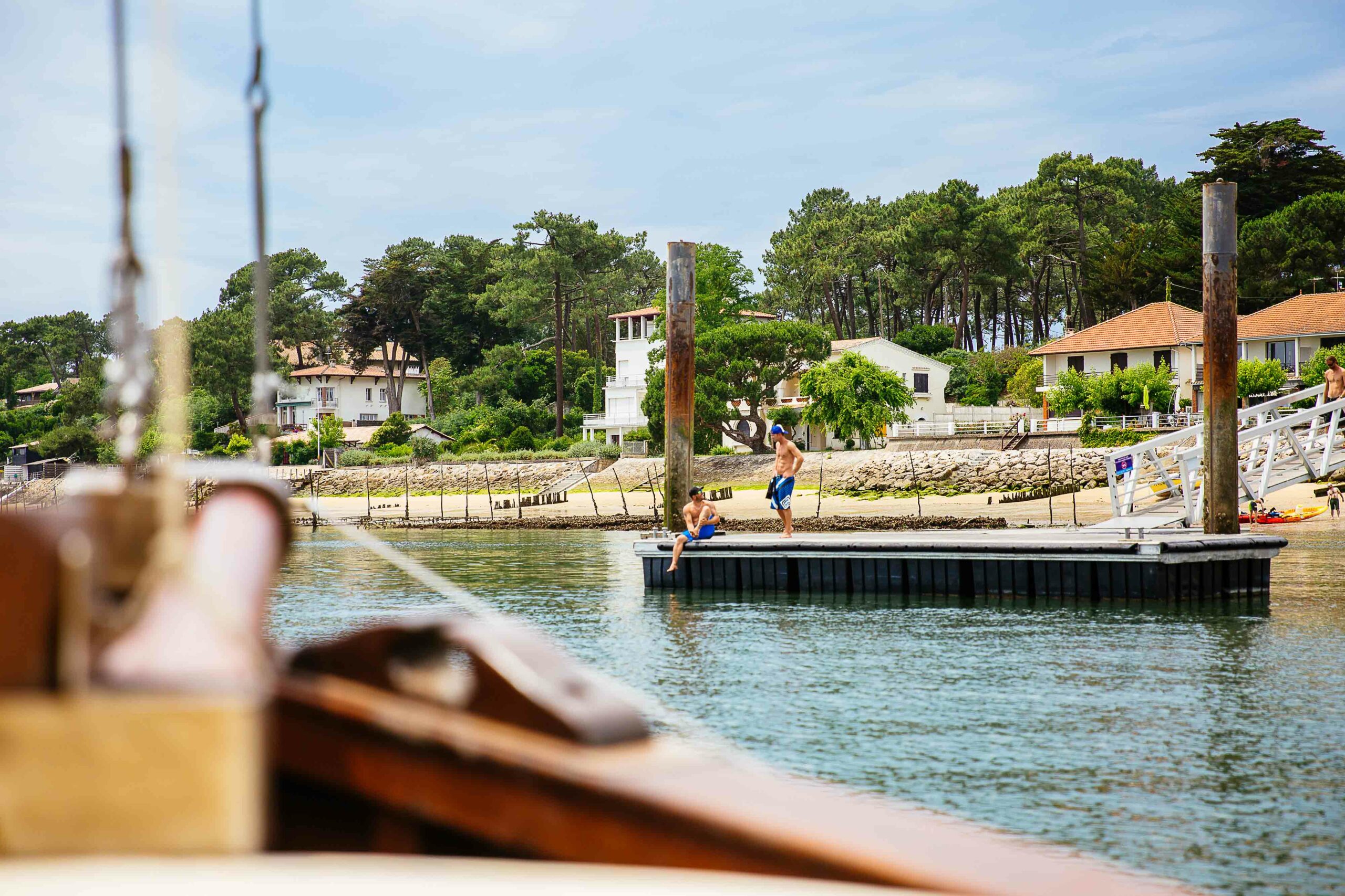 On voit une plateforme sur le bassin , avec des enfants.