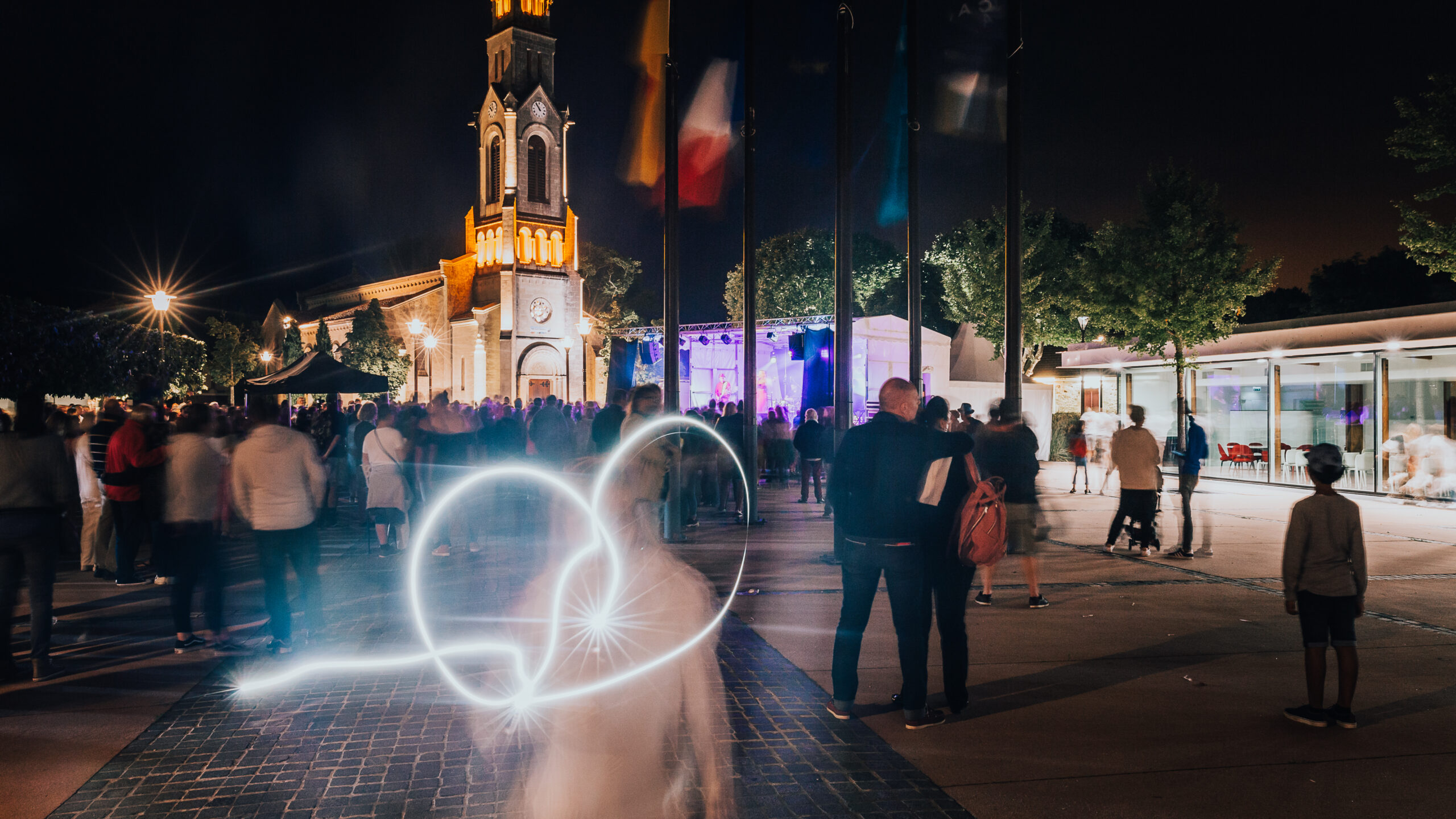 La place de Lège-Cap Ferret avec en fond on peut voir l'église.