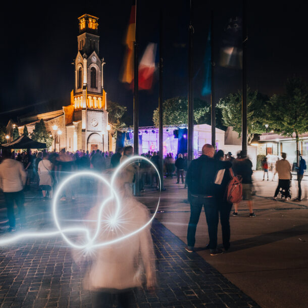 La place de Lège-Cap Ferret avec en fond on peut voir l'église.