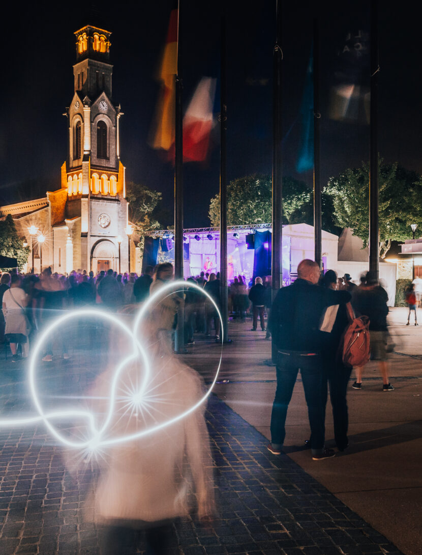 La place de Lège-Cap Ferret avec en fond on peut voir l'église.
