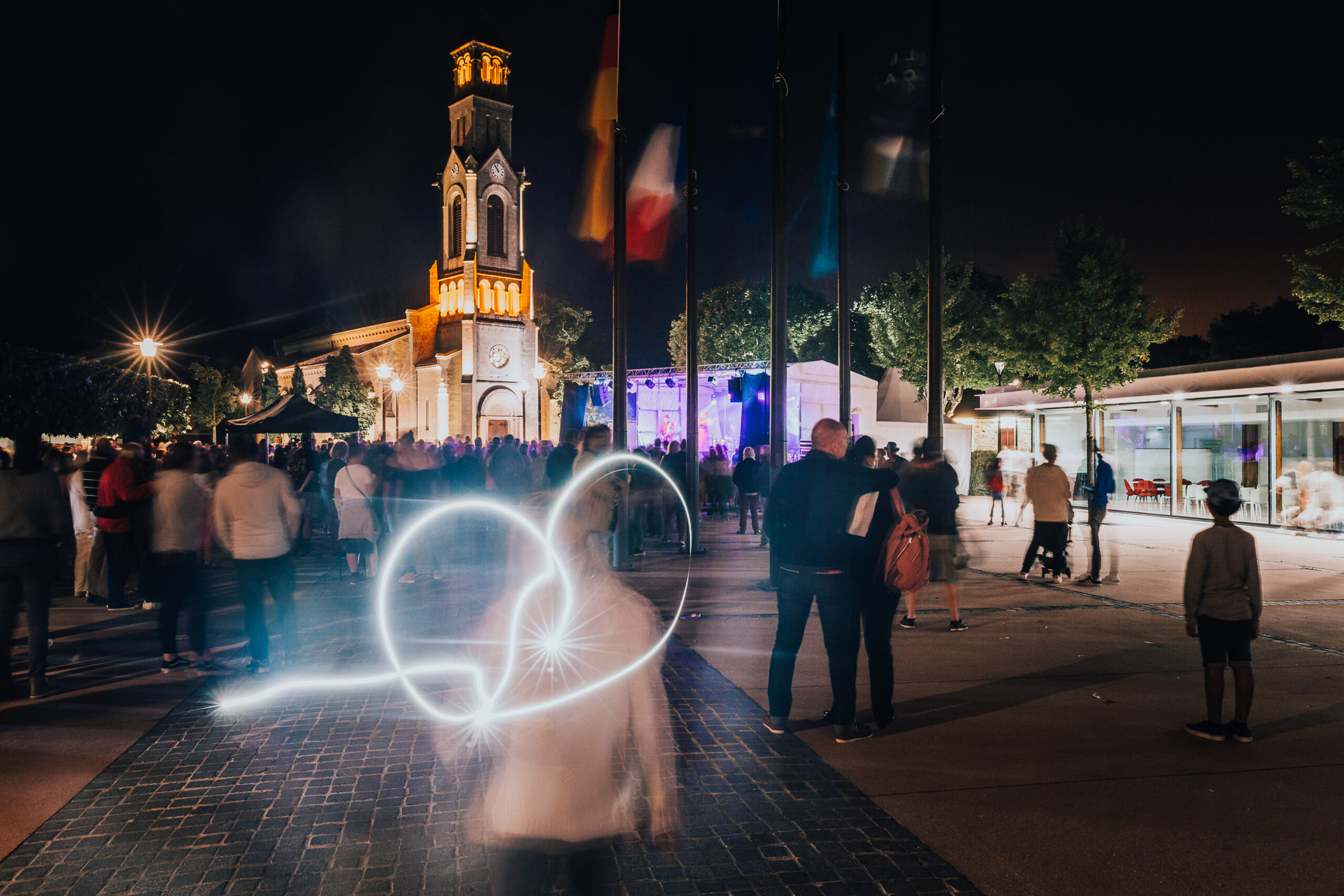 La place de Lège-Cap Ferret avec en fond on peut voir l'église.