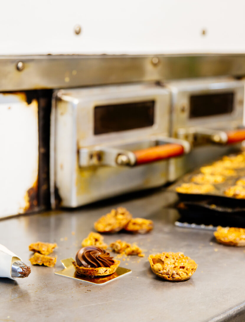 Photo prise pendant la fabrication d'un gâteau.