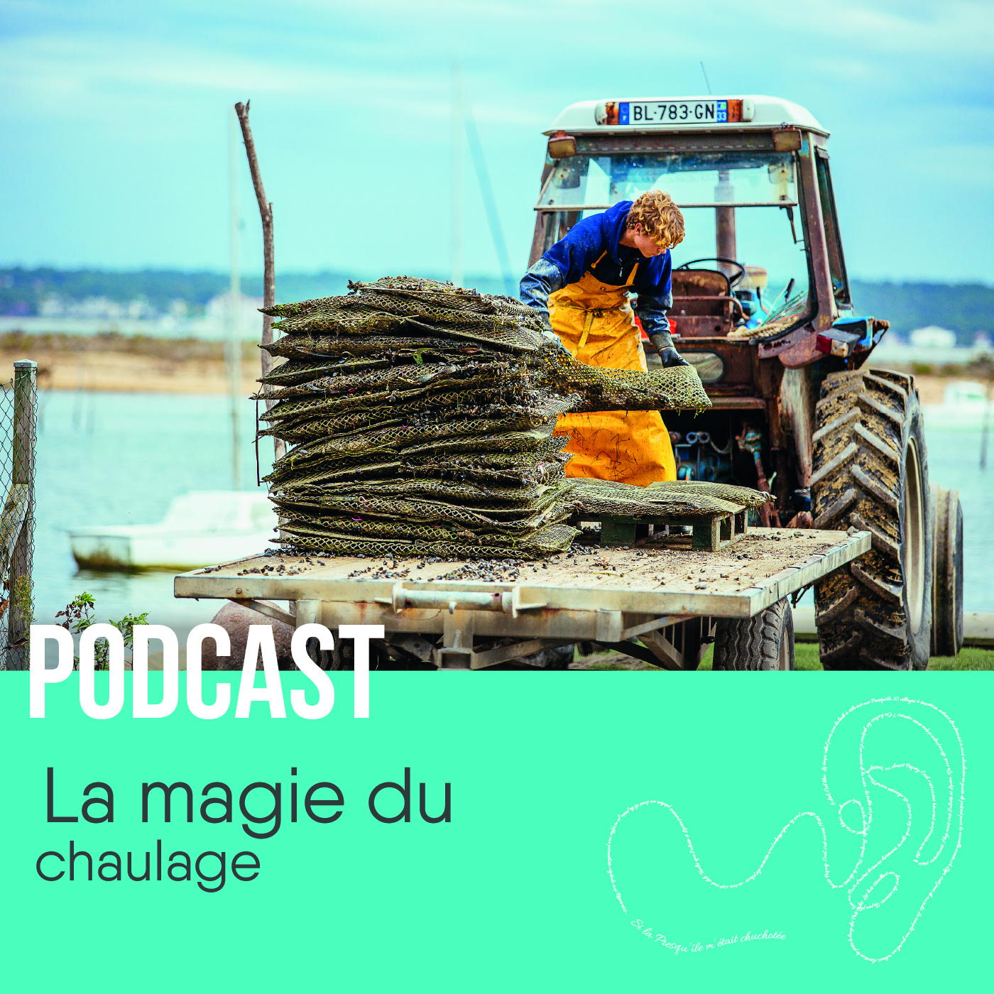 un homme sur son tracteur soulève des sacs d'huîtres, illustrant le savoir-faire ostréicole et les gestes traditionnels indispensables à la préservation de la qualité des huîtres.