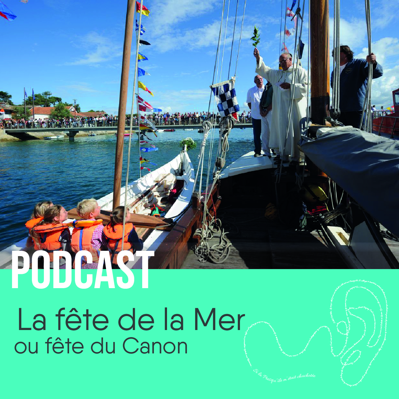 Deux bateaux participent à la fête de la Mer : l'un accueille un prêtre, tandis que l'autre est rempli d'enfants, incarnant l'esprit festif de cette célébration.