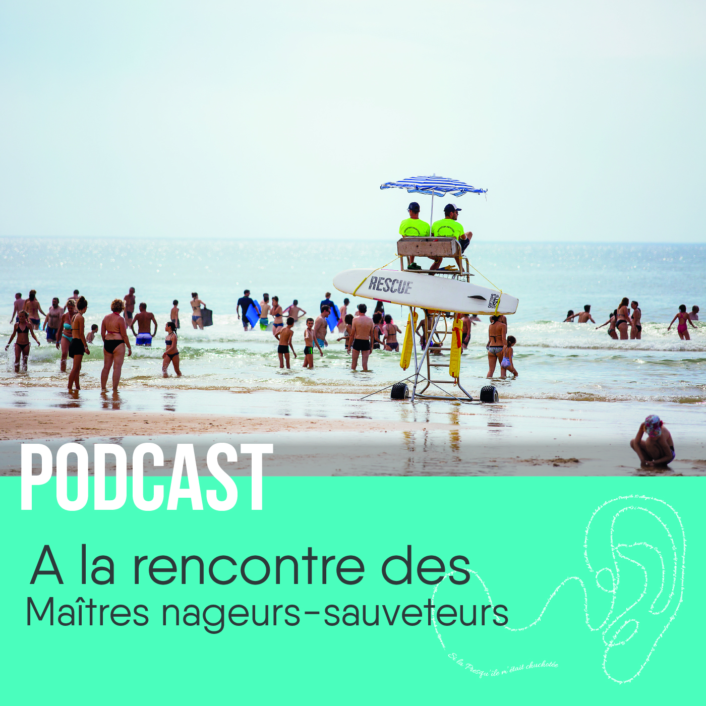 les maîtres nageurs-sauveteurs sont en train de surveiller les gens dans l'eau sur leur chaise à hauteur.